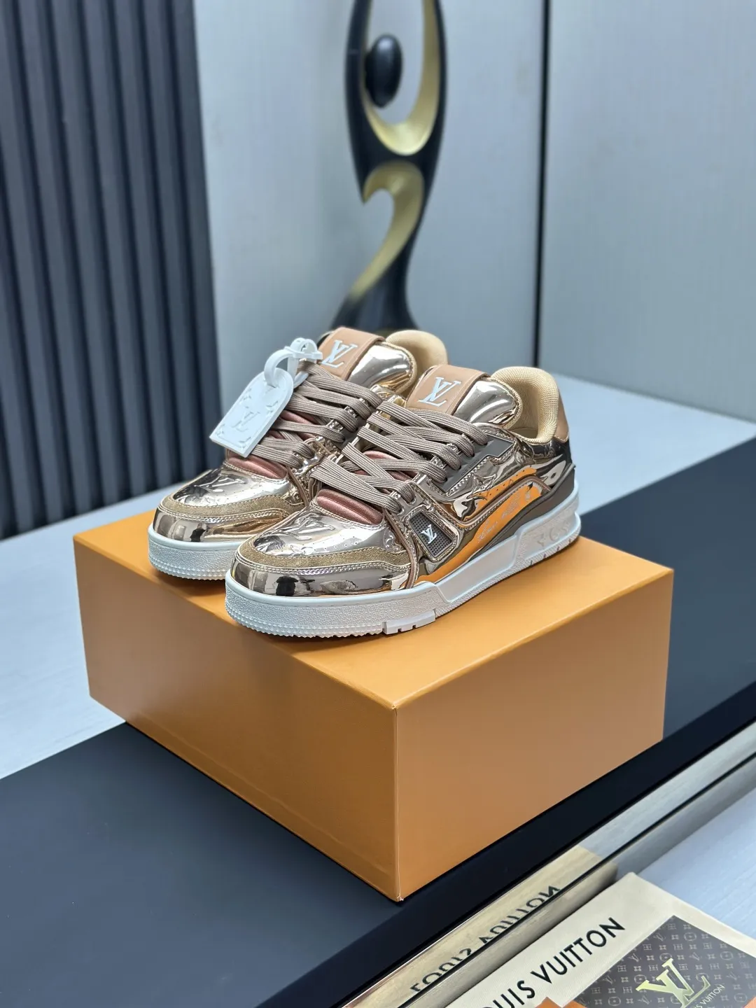区别市场版本 工厂直销¥350💰顶级版本 LV-路易威登-经典走秀新款 空胶工艺·原版1:1开发复刻!!上脚非常舒适 奢侈用料,做工精细,中底印有欧洲制造英文字母 鞋面由意大利进口小牛皮拼接,侧边饰有品牌LOGO标志及签名,最新乳胶垫脚➕网布内里,脚感超舒适。原厂特供原版双色TPU组合大底。套包工艺 固特异缝合锁边 面料:独家定制头层牛皮 配件:独家私模Vuitton 标识, 内里:定制丝滑网里-头层丝绸牛皮内里 大底:TPU组合大底耐磨防滑防黄 垫脚:新款乳胶垫-网纱吸汗 专柜工艺:全电脑针车拉线 鞋头 后套 冷热定型 全套拉帮套楦中低logo花纹 专柜包装 -鞋带 证书 卡片 说明书 合格证 防尘袋 全网最齐包装 女款35-40男款38-46(38/46订做不退换!