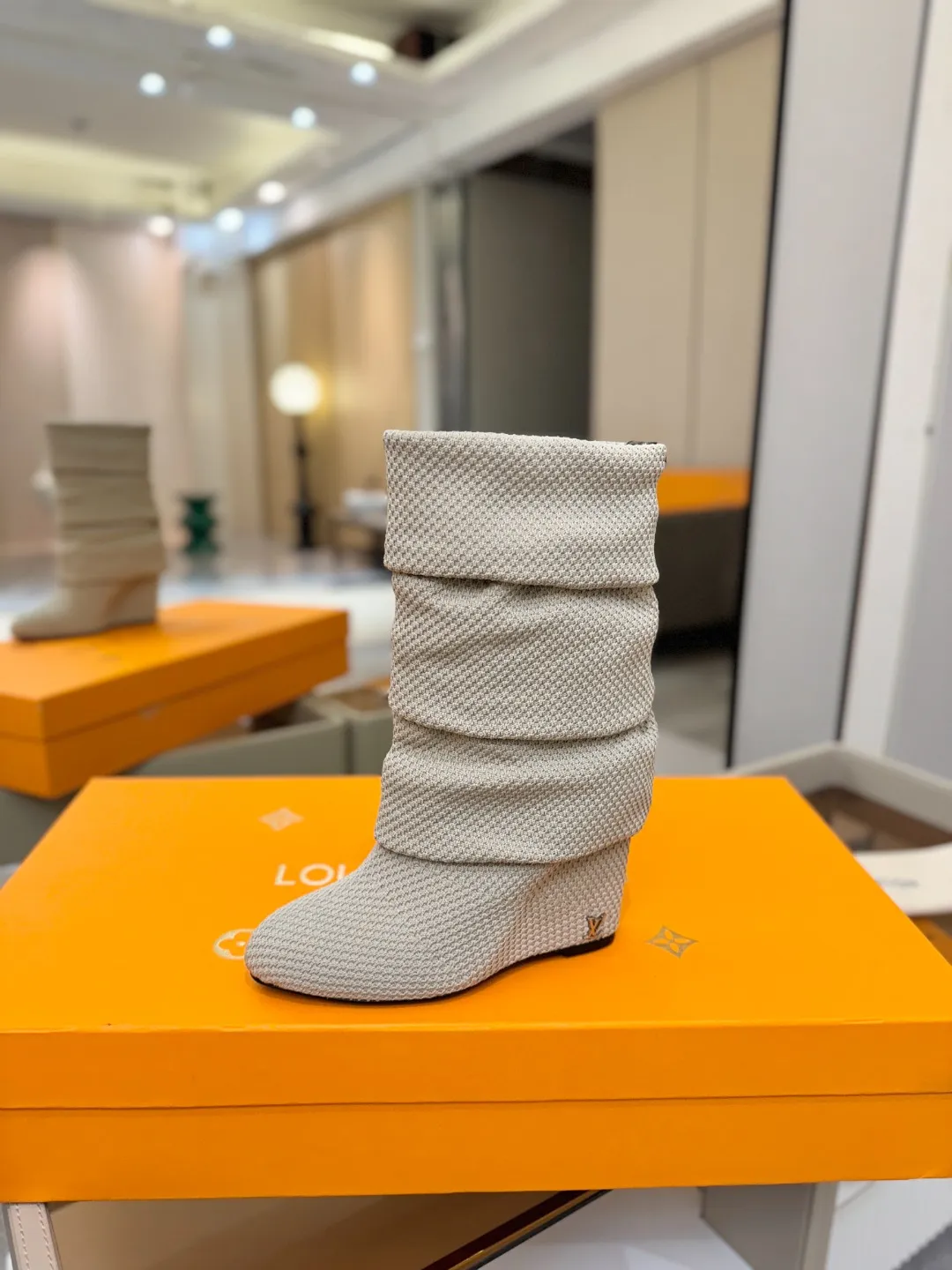 价格:420 代购级!全配套包装 ⚠️首家私膜1:1开发⚠️完美呈现 这款Summer中高楔跟靴子亮相 路易威登 女装时装展,设计采用特别制作的珠地针织布打造,创作灵感源自迪斯科时期。高楔跟饰有LV首字母标志饰钉,造型更显从容优雅。 ♺材料:织布 ♺ 内里: 进口羊皮 ♺ 垫脚:羊皮 ♺ 大底:意大利真皮大底 ♺ 跟高:9cm ♺ 鞋码: 35-42(40.41.42定做不退换)