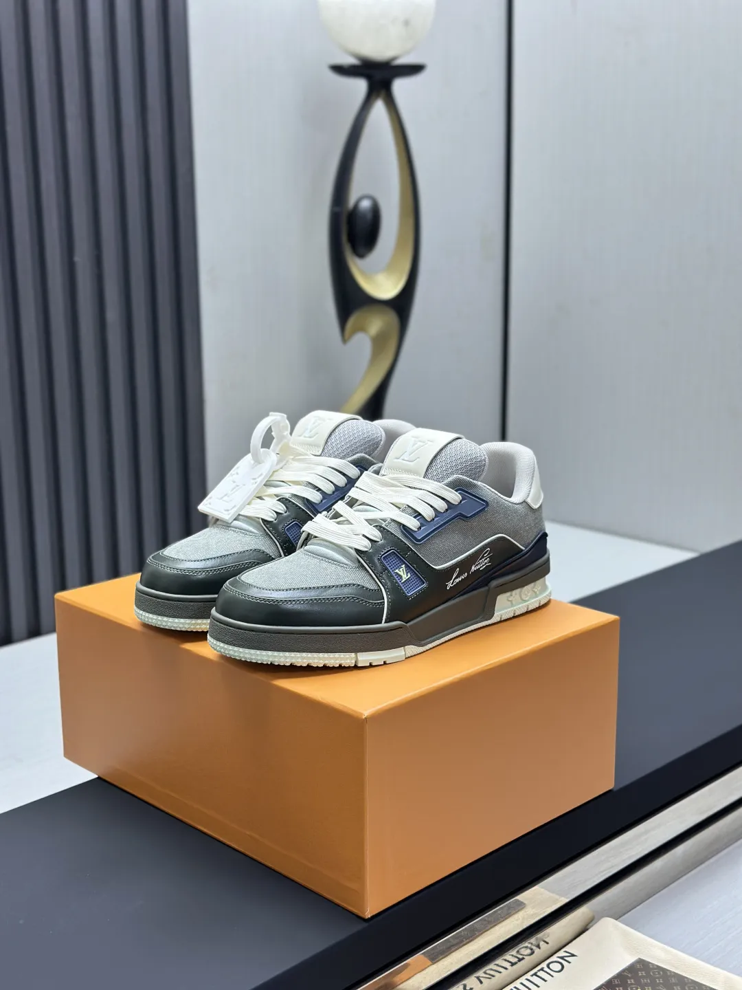 区别市场版本 工厂直销&yen;350💰顶级版本 LV-路易威登-经典走秀新款 空胶工艺&middot;原版1：1开发复刻！！上脚非常舒适 奢侈用料，做工精细，中底印有欧洲制造英文字母 鞋面由意大利进口小牛皮拼接，侧边饰有品牌LOGO标志及签名，最新乳胶垫脚➕网布内里，脚感超舒适。原厂特供原版双色TPU组合大底。套包工艺 固特异缝合锁边 面料:独家定制头层牛皮 配件:独家私模Vuitton 标识， 内里:定制丝滑网里-头层丝绸牛皮内里 大底:TPU组合大底耐磨防滑防黄 垫脚:新款乳胶垫-网纱吸汗 专柜工艺:全电脑针车拉线 鞋头 后套 冷热定型 全套拉帮套楦中低logo花纹 专柜包装 -鞋带 证书 卡片 说明书 合格证 防尘袋 全网最齐包装 女款35-40男款38-46（38/46订做不退换！