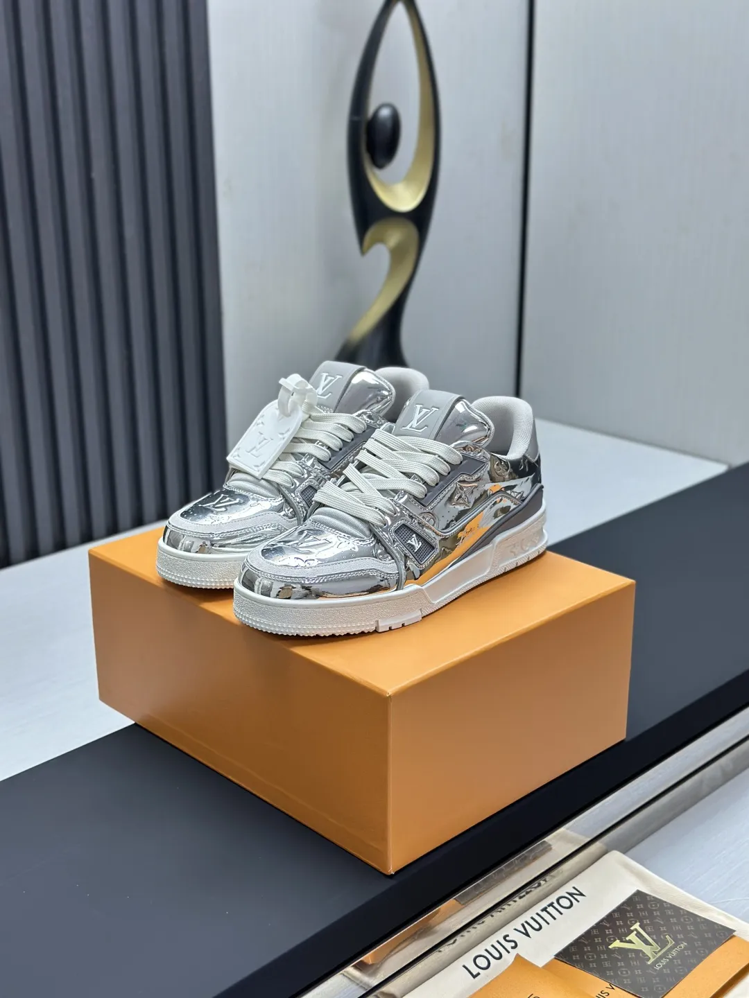 区别市场版本 工厂直销¥350💰顶级版本 LV-路易威登-经典走秀新款 空胶工艺·原版1:1开发复刻!!上脚非常舒适 奢侈用料,做工精细,中底印有欧洲制造英文字母 鞋面由意大利进口小牛皮拼接,侧边饰有品牌LOGO标志及签名,最新乳胶垫脚➕网布内里,脚感超舒适。原厂特供原版双色TPU组合大底。套包工艺 固特异缝合锁边 面料:独家定制头层牛皮 配件:独家私模Vuitton 标识, 内里:定制丝滑网里-头层丝绸牛皮内里 大底:TPU组合大底耐磨防滑防黄 垫脚:新款乳胶垫-网纱吸汗 专柜工艺:全电脑针车拉线 鞋头 后套 冷热定型 全套拉帮套楦中低logo花纹 专柜包装 -鞋带 证书 卡片 说明书 合格证 防尘袋 全网最齐包装 女款35-40男款38-46(38/46订做不退换!