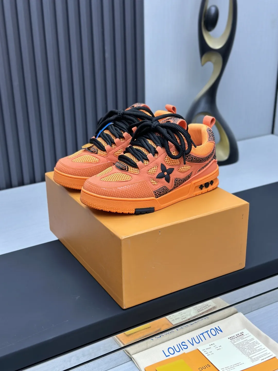 现货工厂直销¥360💰顶级版本 LV-路易威登-经典走秀新款 空胶工艺·原版1:1开发复刻!!上脚非常舒适 奢侈用料,做工精细,中底印有欧洲制造英文字母 鞋面由意大利进口小牛皮拼接,侧边饰有品牌LOGO标志及签名,最新乳胶垫脚➕网布内里,脚感超舒适。原厂特供原版双色TPU组合大底。套包工艺 固特异缝合锁边 面料:独家定制头层牛皮 配件:独家私模Vuitton 标识, 内里:定制丝滑网里-头层丝绸牛皮内里 大底:TPU组合大底耐磨防滑防黄 垫脚:新款乳胶垫-网纱吸汗 专柜工艺:全电脑针车拉线 鞋头 后套 冷热定型 全套拉帮套楦中低logo花纹 专柜包装 -鞋带 证书 卡片 说明书 合格证 防尘袋 全网最齐包装 女款35-40男款38-46(38/46订做不退换!