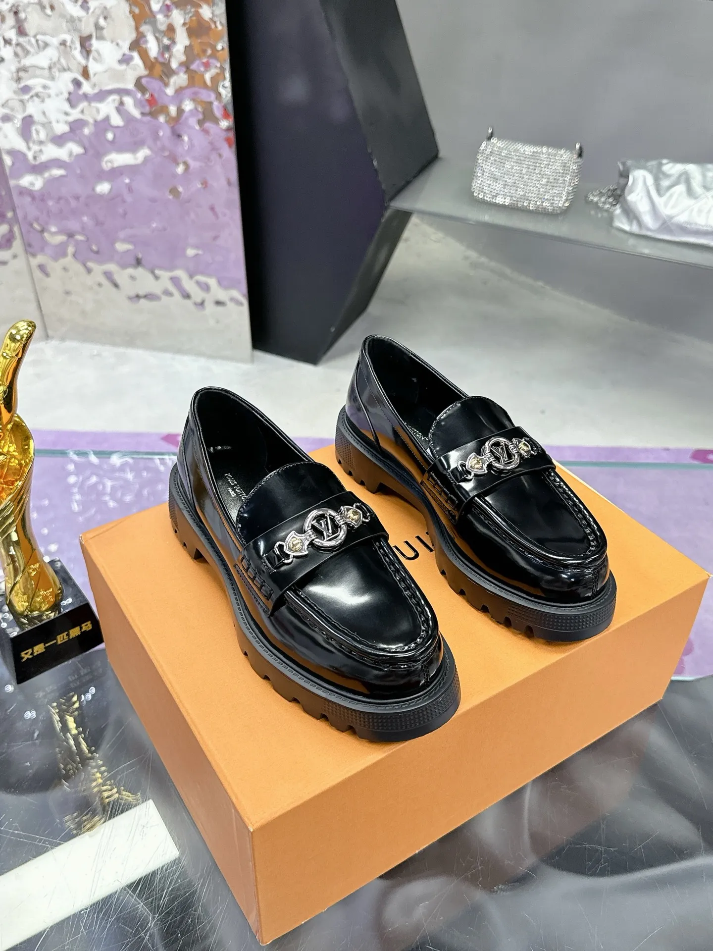 工厂价:320 路易威登 LV 专柜同步系列新款厚底情侣款皮鞋潮气逼人 尽显青春活力,日常穿搭超级抢眼 经典的拱形设计,一向被称之为美腿神器!绝对的人手必备 🌈乐福鞋系列 内里:真羊里💎 鞋面:原版一比一材质牛皮💎 耐穿耐磨 大底:原版开模TPU💎 减震耐磨,回弹力超好,上脚巨显瘦💎 轻盈舒适!增高5cm 💎 Size:女35-40 (40 41定制) ♺全套专柜同步礼盒💝包装💎