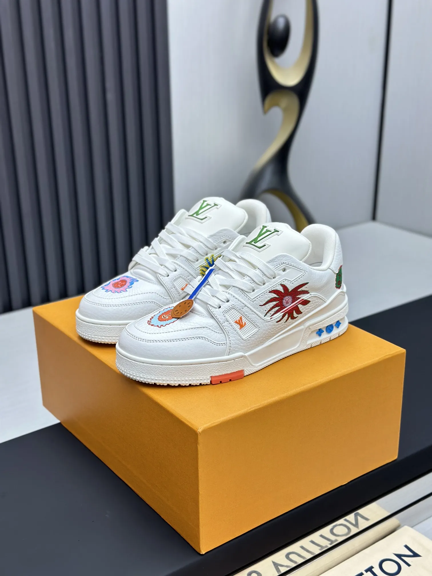 出厂价¥350💰🔥(莞产代购级)情侣款🔥东莞高端货源 代购级版本 LV-路易-威登走秀新款 原版1:1开发复刻!!上脚非常舒适 奢侈用料,做工精细 鞋面由意大利进口小牛皮拼接,侧边饰有品牌LOGO标志及签名,牛皮垫脚➕网布内里,脚感超舒适。原厂特供原版双色TPU组合大底。套包工艺 固特异缝合锁边 size:35-45标准码