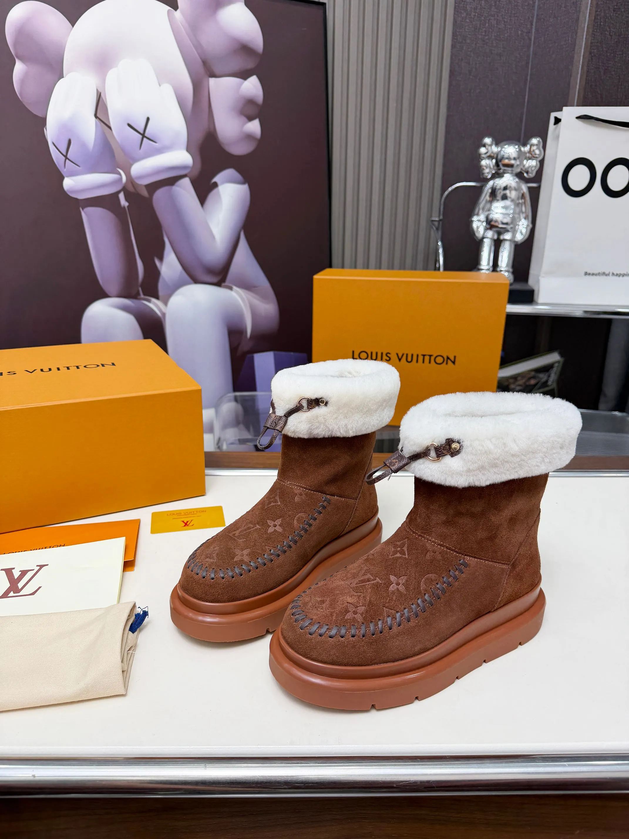 💰310Size：35-42（42订做不退换） Louis Vuitton秋冬最新毛靴 2025lv走秀款 鞋面：进口高丝光牛皮 内里：毛 里超级暖和 原版开模发泡组合大底，全套精美包装