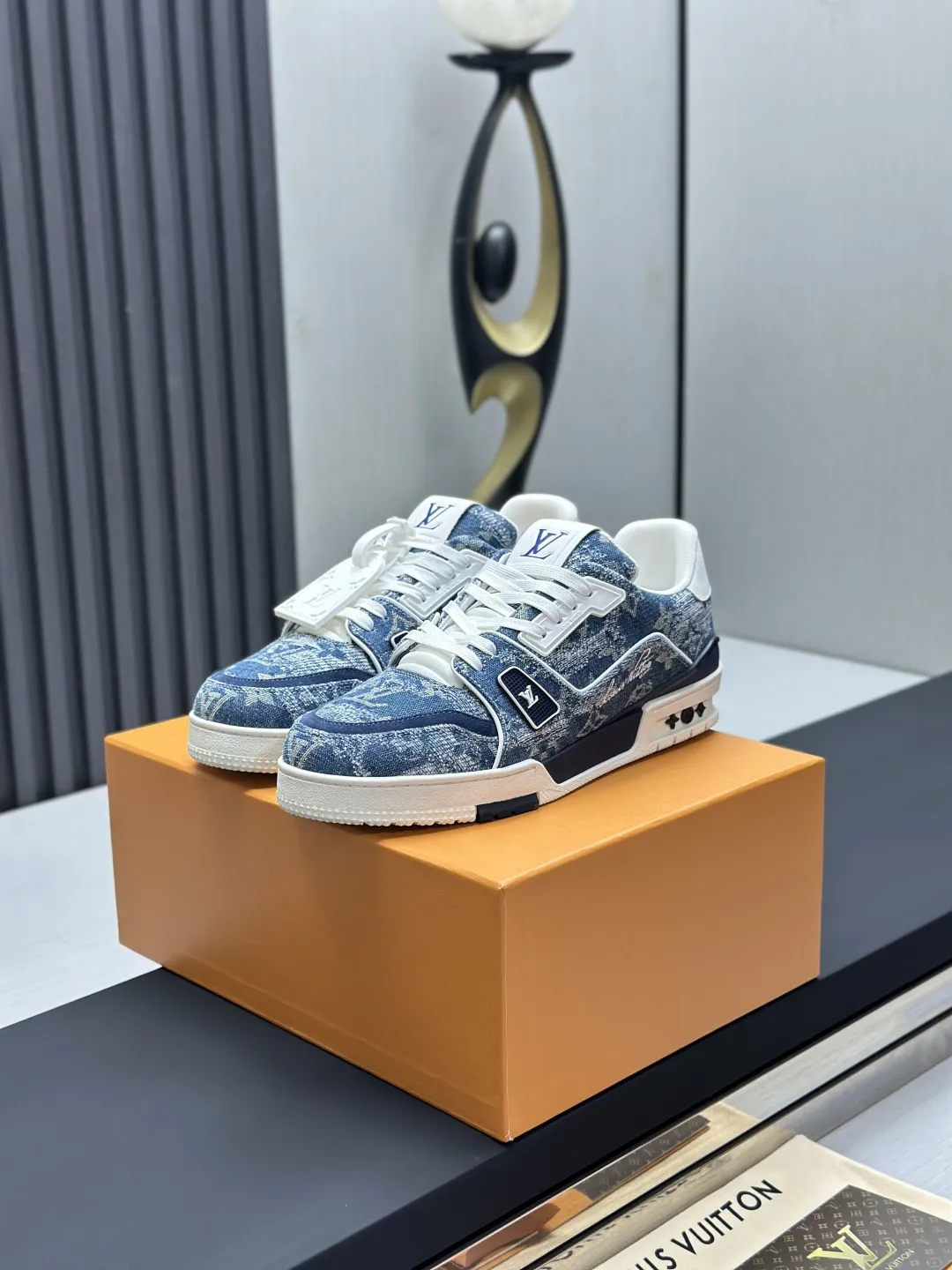 工厂直销&yen;350💰顶级版本 LV-路易威登-经典走秀新款 空胶工艺&middot;原版1：1开发复刻！！上脚非常舒适 奢侈用料，做工精细，中底印有欧洲制造英文字母 鞋面由意大利进口小牛皮拼接，侧边饰有品牌LOGO标志及签名，最新乳胶垫脚➕网布内里，脚感超舒适。原厂特供原版双色TPU组合大底。套包工艺 固特异缝合锁边 面料:独家定制头层牛皮 配件:独家私模Vuitton 标识， 内里:定制丝滑网里-头层丝绸牛皮内里 大底:TPU组合大底耐磨防滑防黄 垫脚:新款乳胶垫-网纱吸汗 专柜工艺:全电脑针车拉线 鞋头 后套 冷热定型 全套拉帮套楦中低logo花纹 专柜包装 -鞋带 证书 卡片 说明书 合格证 防尘袋 全网最齐包装 女款35-40男款38-46（38/46订做不退换！