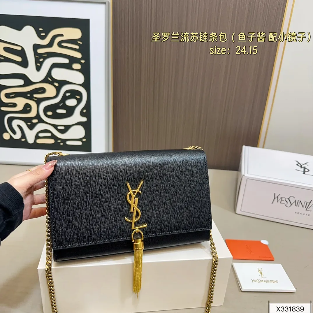 鱼子酱💰155 配飞机盒折叠盒子 圣罗兰Kate流苏链条包低调却超显高逼格气质 据说是ysl girl人手必备 优雅高贵的她成为潮流人士口中最爱的It Bag制造机 拥有无穷魅力 时尚感极强 Logo五金十分抢眼 收纳空间超大 单肩/斜挎/手拿 百搭各种服饰 尺寸 24 15