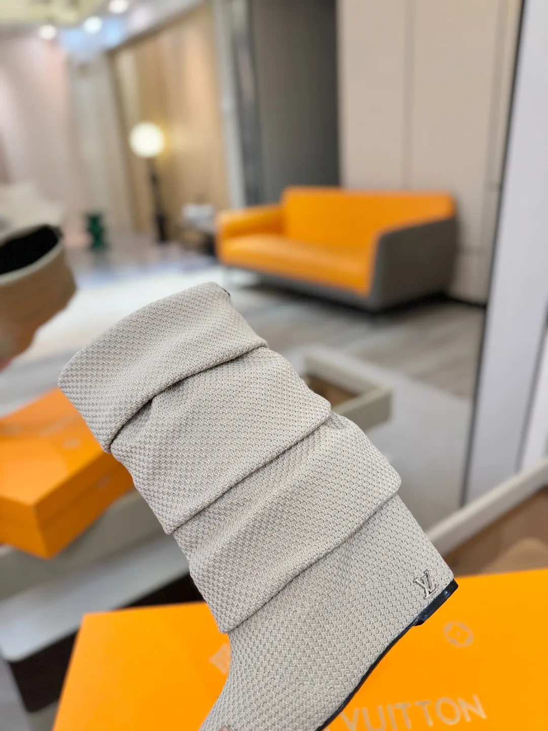 价格：420 代购级！全配套包装 ⚠️首家私膜1:1开发⚠️完美呈现 这款Summer中高楔跟靴子亮相 路易威登 女装时装展，设计采用特别制作的珠地针织布打造，创作灵感源自迪斯科时期。高楔跟饰有LV首字母标志饰钉，造型更显从容优雅。 ♺材料：织布 ♺ 内里: 进口羊皮 ♺ 垫脚:羊皮 ♺ 大底：意大利真皮大底 ♺ 跟高：9cm ♺ 鞋码: 35-42(40.41.42定做不退换)