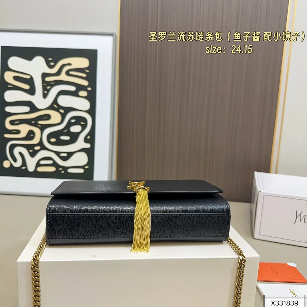 鱼子酱💰155 配飞机盒折叠盒子 圣罗兰Kate流苏链条包低调却超显高逼格气质 据说是ysl girl人手必备 优雅高贵的她成为潮流人士口中最爱的It Bag制造机 拥有无穷魅力 时尚感极强 Logo五金十分抢眼 收纳空间超大 单肩/斜挎/手拿 百搭各种服饰 尺寸 24 15