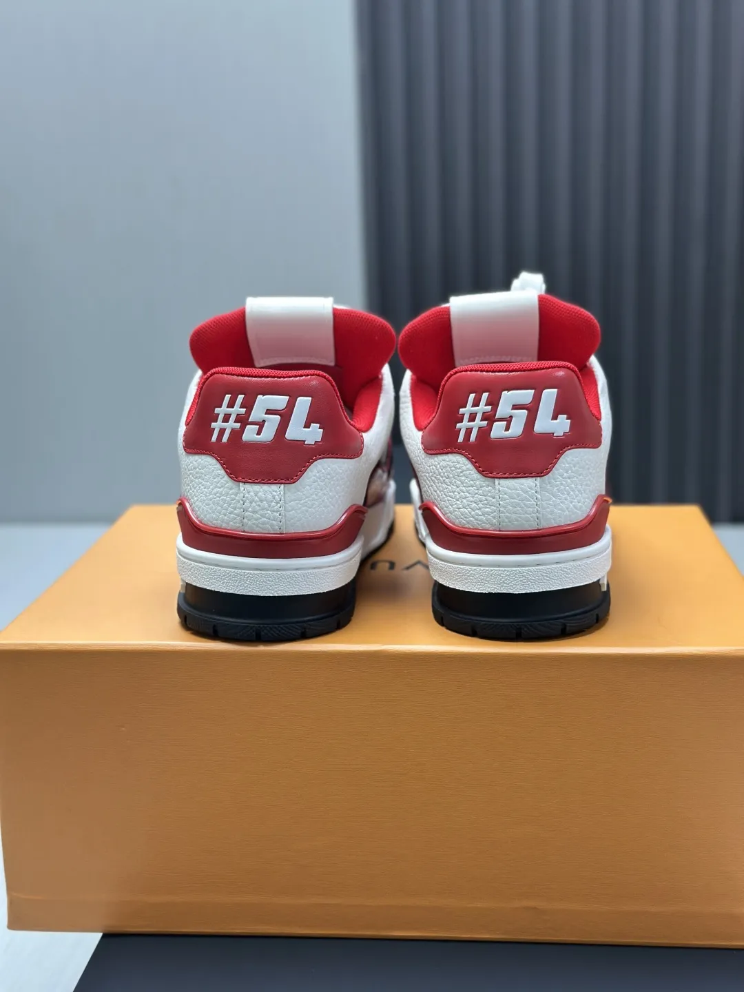 工厂直销&yen;350💰顶级版本 LV-路易威登-经典走秀新款 空胶工艺&middot;原版1：1开发复刻！！上脚非常舒适 奢侈用料，做工精细，中底印有欧洲制造英文字母 鞋面由意大利进口小牛皮拼接，侧边饰有品牌LOGO标志及签名，最新乳胶垫脚➕网布内里，脚感超舒适。原厂特供原版双色TPU组合大底。套包工艺 固特异缝合锁边 面料:独家定制头层牛皮 配件:独家私模Vuitton 标识， 内里:定制丝滑网里-头层丝绸牛皮内里 大底:TPU组合大底耐磨防滑防黄 垫脚:新款乳胶垫-网纱吸汗 专柜工艺:全电脑针车拉线 鞋头 后套 冷热定型 全套拉帮套楦中低logo花纹 专柜包装 -鞋带 证书 卡片 说明书 合格证 防尘袋 全网最齐包装 女款35-40男款38-46（38/46订做不退换！