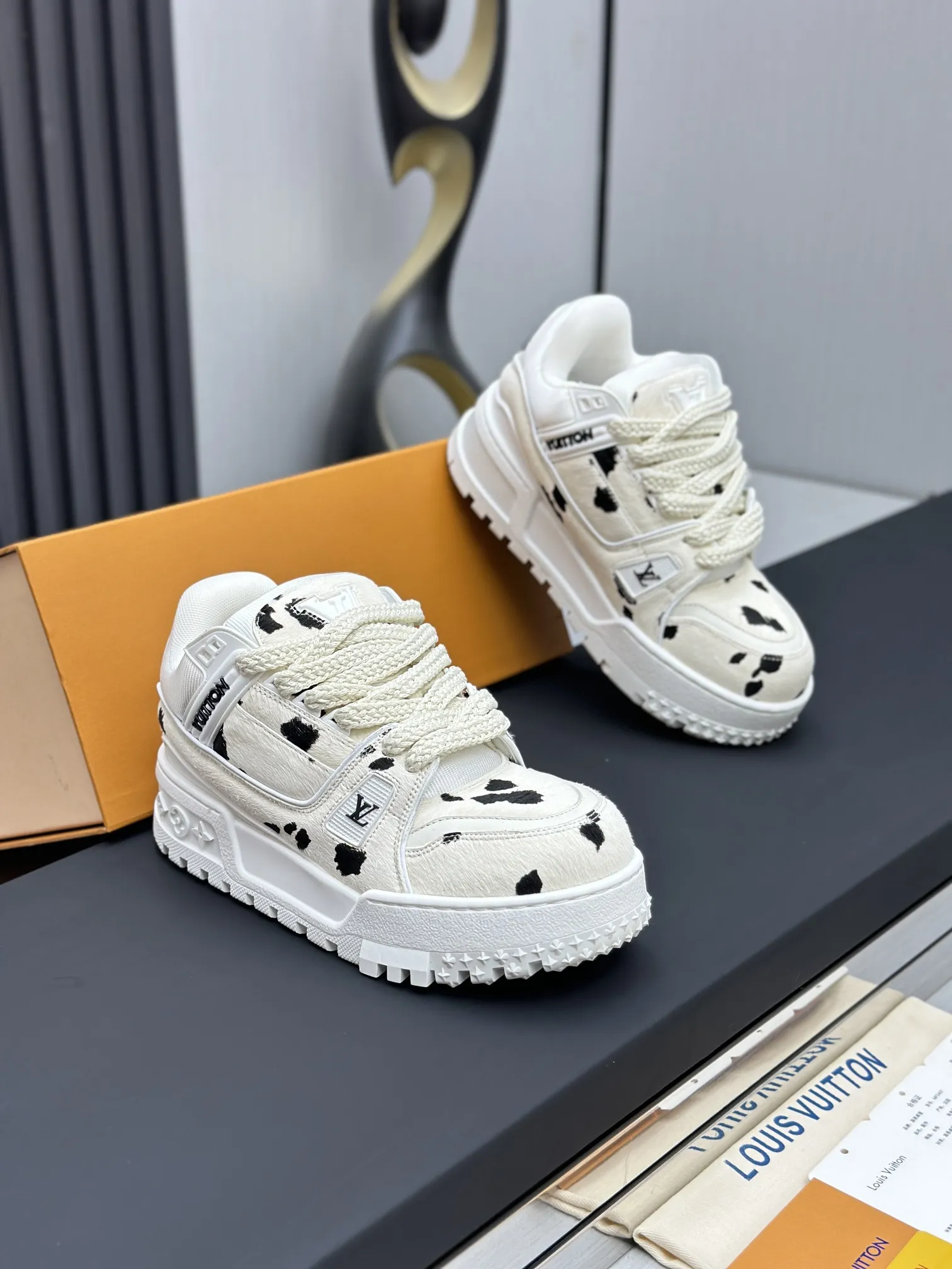 工厂价&yen;350💰顶级版本 （胖丁）LV-路易威登-经典走秀新款 空胶工艺&middot;原版1：1开发复刻！！上脚非常舒适 奢侈用料，做工精细，中底印有欧洲制造英文字母 鞋面由意大利进口小牛皮拼接，侧边饰有品牌LOGO标志及签名，最新乳胶垫脚➕网布内里，脚感超舒适。原厂特供原版双色TPU组合大底。套包工艺 固特异缝合锁边 面料:独家定制头层牛皮 配件:独家私模Vuitton 标识， 内里:定制丝滑网里-头层丝绸牛皮内里 大底:TPU组合大底耐磨防滑防黄 垫脚:新款乳胶垫-网纱吸汗 专柜工艺:全电脑针车拉线 鞋头 后套 冷热定型 全套拉帮套楦中低logo花纹 专柜包装 -鞋带 证书 卡片 说明书 合格证 防尘袋 全网最齐包装 女款35-40男款38-46（38/46订做不退换！