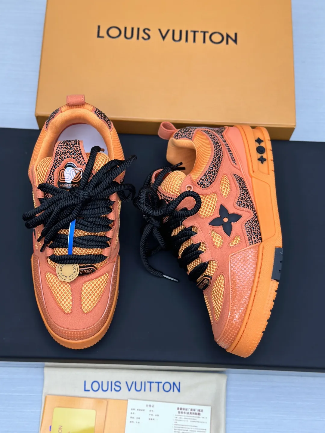 现货工厂直销¥360💰顶级版本 LV-路易威登-经典走秀新款 空胶工艺·原版1:1开发复刻!!上脚非常舒适 奢侈用料,做工精细,中底印有欧洲制造英文字母 鞋面由意大利进口小牛皮拼接,侧边饰有品牌LOGO标志及签名,最新乳胶垫脚➕网布内里,脚感超舒适。原厂特供原版双色TPU组合大底。套包工艺 固特异缝合锁边 面料:独家定制头层牛皮 配件:独家私模Vuitton 标识, 内里:定制丝滑网里-头层丝绸牛皮内里 大底:TPU组合大底耐磨防滑防黄 垫脚:新款乳胶垫-网纱吸汗 专柜工艺:全电脑针车拉线 鞋头 后套 冷热定型 全套拉帮套楦中低logo花纹 专柜包装 -鞋带 证书 卡片 说明书 合格证 防尘袋 全网最齐包装 女款35-40男款38-46(38/46订做不退换!