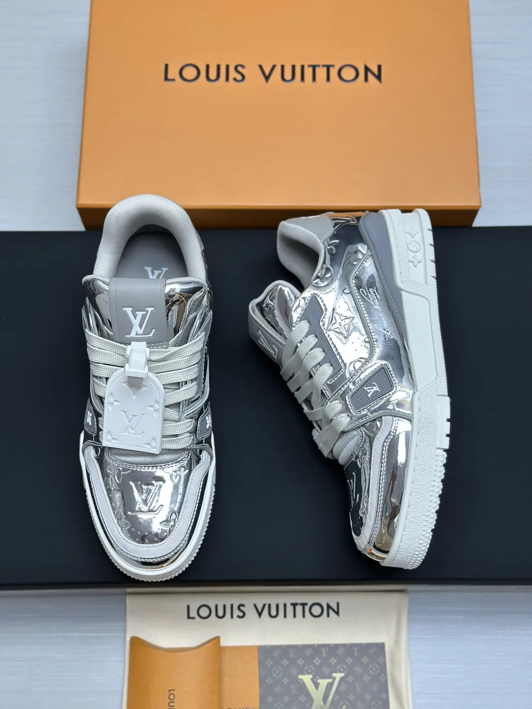 区别市场版本 工厂直销¥350💰顶级版本 LV-路易威登-经典走秀新款 空胶工艺·原版1:1开发复刻!!上脚非常舒适 奢侈用料,做工精细,中底印有欧洲制造英文字母 鞋面由意大利进口小牛皮拼接,侧边饰有品牌LOGO标志及签名,最新乳胶垫脚➕网布内里,脚感超舒适。原厂特供原版双色TPU组合大底。套包工艺 固特异缝合锁边 面料:独家定制头层牛皮 配件:独家私模Vuitton 标识, 内里:定制丝滑网里-头层丝绸牛皮内里 大底:TPU组合大底耐磨防滑防黄 垫脚:新款乳胶垫-网纱吸汗 专柜工艺:全电脑针车拉线 鞋头 后套 冷热定型 全套拉帮套楦中低logo花纹 专柜包装 -鞋带 证书 卡片 说明书 合格证 防尘袋 全网最齐包装 女款35-40男款38-46(38/46订做不退换!
