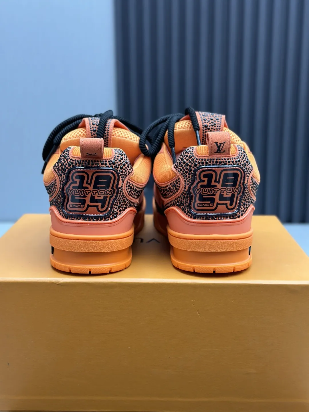 现货工厂直销¥360💰顶级版本 LV-路易威登-经典走秀新款 空胶工艺·原版1:1开发复刻!!上脚非常舒适 奢侈用料,做工精细,中底印有欧洲制造英文字母 鞋面由意大利进口小牛皮拼接,侧边饰有品牌LOGO标志及签名,最新乳胶垫脚➕网布内里,脚感超舒适。原厂特供原版双色TPU组合大底。套包工艺 固特异缝合锁边 面料:独家定制头层牛皮 配件:独家私模Vuitton 标识, 内里:定制丝滑网里-头层丝绸牛皮内里 大底:TPU组合大底耐磨防滑防黄 垫脚:新款乳胶垫-网纱吸汗 专柜工艺:全电脑针车拉线 鞋头 后套 冷热定型 全套拉帮套楦中低logo花纹 专柜包装 -鞋带 证书 卡片 说明书 合格证 防尘袋 全网最齐包装 女款35-40男款38-46(38/46订做不退换!