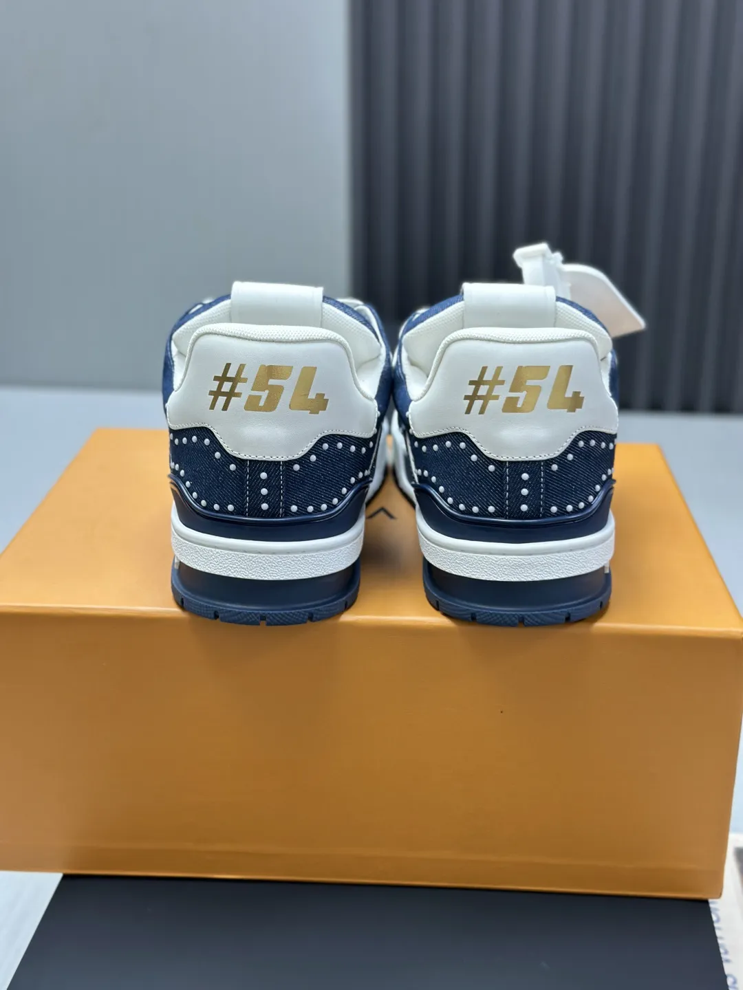 区别市场版本 工厂直销¥350💰顶级版本 LV-路易威登-经典走秀新款 空胶工艺·原版1:1开发复刻!!上脚非常舒适 奢侈用料,做工精细,中底印有欧洲制造英文字母 鞋面由意大利进口小牛皮拼接,侧边饰有品牌LOGO标志及签名,最新乳胶垫脚➕网布内里,脚感超舒适。原厂特供原版双色TPU组合大底。套包工艺 固特异缝合锁边 面料:独家定制头层牛皮 配件:独家私模Vuitton 标识, 内里:定制丝滑网里-头层丝绸牛皮内里 大底:TPU组合大底耐磨防滑防黄 垫脚:新款乳胶垫-网纱吸汗 专柜工艺:全电脑针车拉线 鞋头 后套 冷热定型 全套拉帮套楦中低logo花纹 专柜包装 -鞋带 证书 卡片 说明书 合格证 防尘袋 全网最齐包装 女款35-40男款38-46(38/46订做不退换!