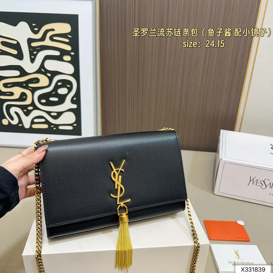 鱼子酱💰155 配飞机盒折叠盒子 圣罗兰Kate流苏链条包低调却超显高逼格气质 据说是ysl girl人手必备 优雅高贵的她成为潮流人士口中最爱的It Bag制造机 拥有无穷魅力 时尚感极强 Logo五金十分抢眼 收纳空间超大 单肩/斜挎/手拿 百搭各种服饰 尺寸 24 15