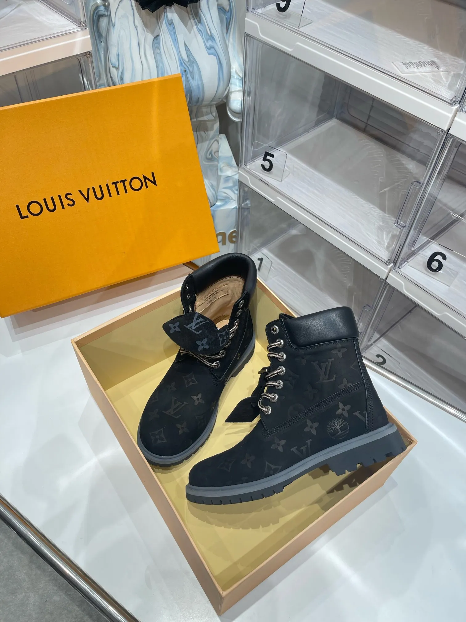 🏆Louis Vuitton x Timberland联名 Via Instagram Lv &sup2;⁰&sup2;4𝐬𝐬 早秋 添柏岚 大黄靴 众多明星上脚 💯多组穿搭 秋冬限定款👊 专柜非常难买这将是引爆早秋的第一款爆版 值得拥有独具时尚潮流领先风格 强烈推荐入手 ✅✅面料：磨砂皮 ✅✅内里：牛皮 ✅✅大底：双色橡胶 ✅✅跟高： 3 cm ✅✅码数：35-45 P 350男码+20
