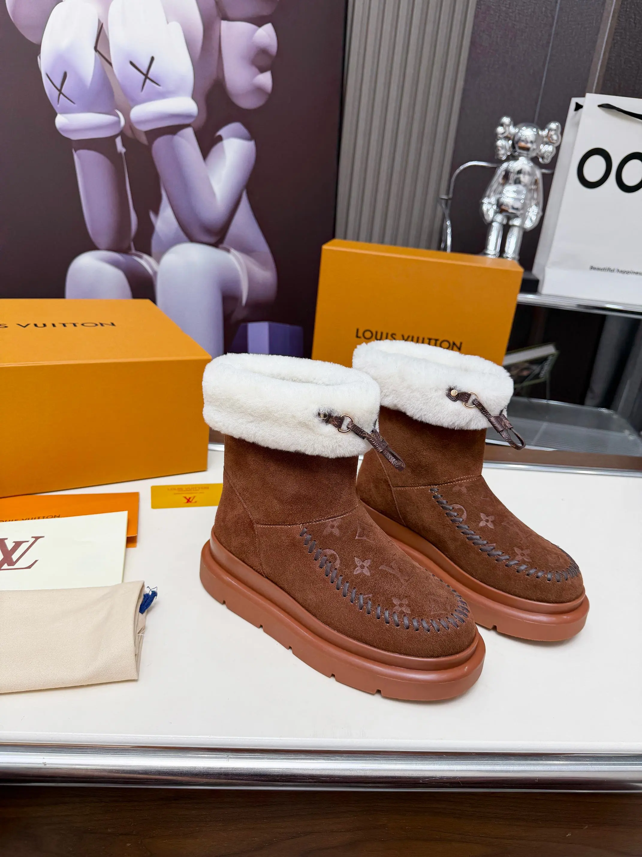 💰310Size:35-42(42订做不退换) Louis Vuitton秋冬最新毛靴 2025lv走秀款 鞋面:进口高丝光牛皮 内里:毛 里超级暖和 原版开模发泡组合大底,全套精美包装