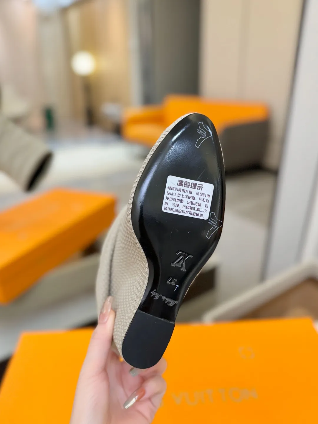 价格:420 代购级!全配套包装 ⚠️首家私膜1:1开发⚠️完美呈现 这款Summer中高楔跟靴子亮相 路易威登 女装时装展,设计采用特别制作的珠地针织布打造,创作灵感源自迪斯科时期。高楔跟饰有LV首字母标志饰钉,造型更显从容优雅。 ♺材料:织布 ♺ 内里: 进口羊皮 ♺ 垫脚:羊皮 ♺ 大底:意大利真皮大底 ♺ 跟高:9cm ♺ 鞋码: 35-42(40.41.42定做不退换)