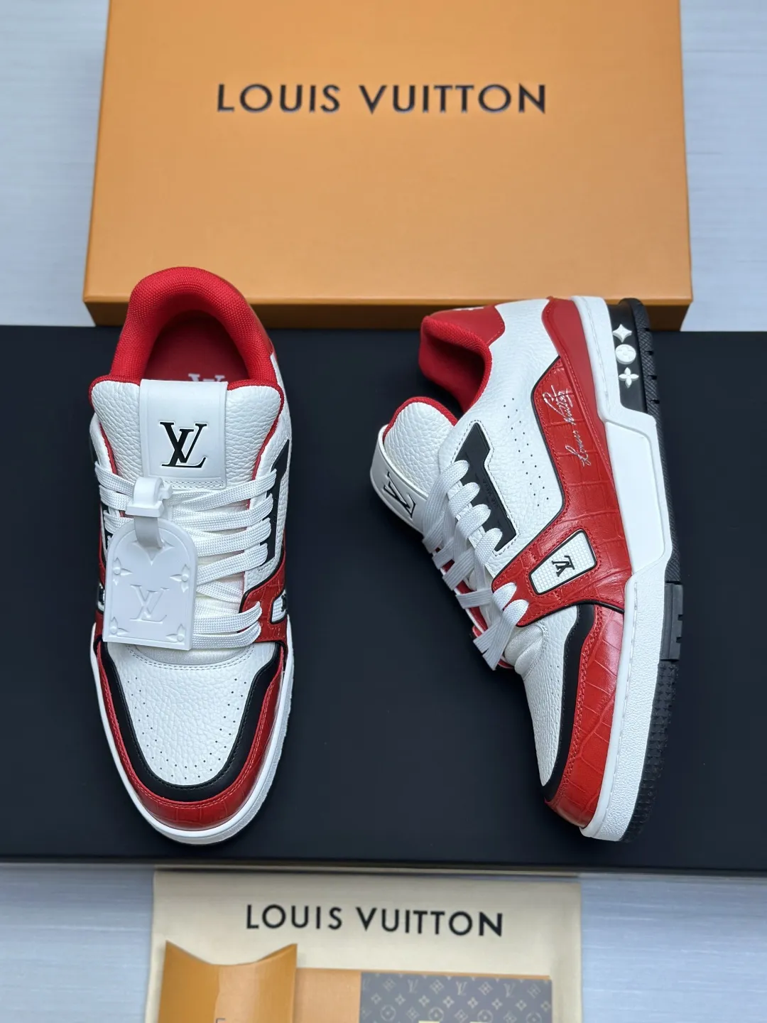 工厂直销¥350💰顶级版本 LV-路易威登-经典走秀新款 空胶工艺·原版1:1开发复刻!!上脚非常舒适 奢侈用料,做工精细,中底印有欧洲制造英文字母 鞋面由意大利进口小牛皮拼接,侧边饰有品牌LOGO标志及签名,最新乳胶垫脚➕网布内里,脚感超舒适。原厂特供原版双色TPU组合大底。套包工艺 固特异缝合锁边 面料:独家定制头层牛皮 配件:独家私模Vuitton 标识, 内里:定制丝滑网里-头层丝绸牛皮内里 大底:TPU组合大底耐磨防滑防黄 垫脚:新款乳胶垫-网纱吸汗 专柜工艺:全电脑针车拉线 鞋头 后套 冷热定型 全套拉帮套楦中低logo花纹 专柜包装 -鞋带 证书 卡片 说明书 合格证 防尘袋 全网最齐包装 女款35-40男款38-46(38/46订做不退换!