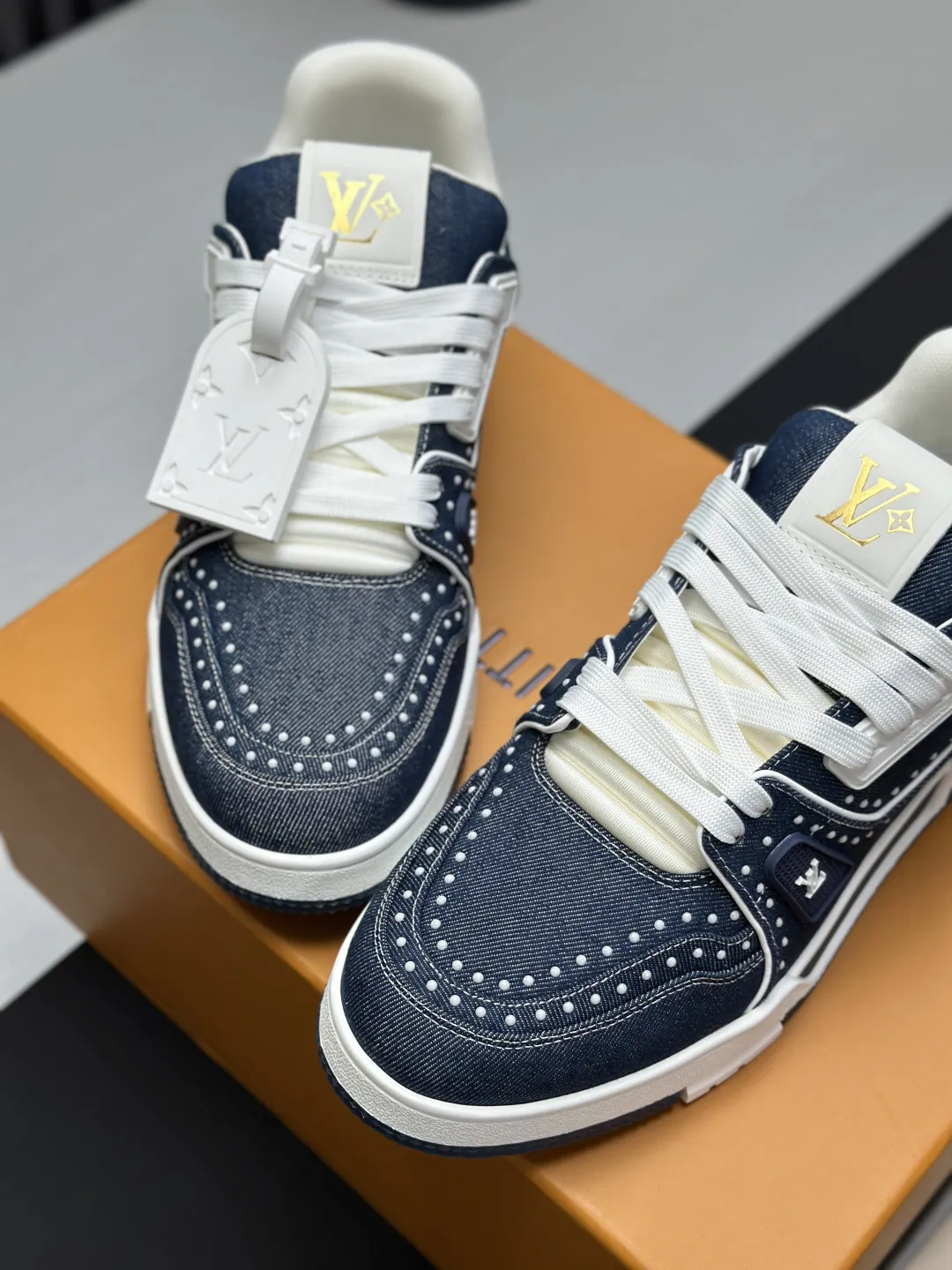 区别市场版本 工厂直销&yen;350💰顶级版本 LV-路易威登-经典走秀新款 空胶工艺&middot;原版1：1开发复刻！！上脚非常舒适 奢侈用料，做工精细，中底印有欧洲制造英文字母 鞋面由意大利进口小牛皮拼接，侧边饰有品牌LOGO标志及签名，最新乳胶垫脚➕网布内里，脚感超舒适。原厂特供原版双色TPU组合大底。套包工艺 固特异缝合锁边 面料:独家定制头层牛皮 配件:独家私模Vuitton 标识， 内里:定制丝滑网里-头层丝绸牛皮内里 大底:TPU组合大底耐磨防滑防黄 垫脚:新款乳胶垫-网纱吸汗 专柜工艺:全电脑针车拉线 鞋头 后套 冷热定型 全套拉帮套楦中低logo花纹 专柜包装 -鞋带 证书 卡片 说明书 合格证 防尘袋 全网最齐包装 女款35-40男款38-46（38/46订做不退换！