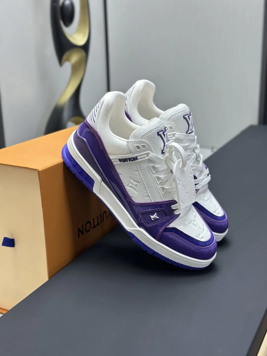 区别市场版本 工厂直销&yen;350💰顶级版本 LV-路易威登-经典走秀新款 空胶工艺&middot;原版1：1开发复刻！！上脚非常舒适 奢侈用料，做工精细，中底印有欧洲制造英文字母 鞋面由意大利进口小牛皮拼接，侧边饰有品牌LOGO标志及签名，最新乳胶垫脚➕网布内里，脚感超舒适。原厂特供原版双色TPU组合大底。套包工艺 固特异缝合锁边 面料:独家定制头层牛皮 配件:独家私模Vuitton 标识， 内里:定制丝滑网里-头层丝绸牛皮内里 大底:TPU组合大底耐磨防滑防黄 垫脚:新款乳胶垫-网纱吸汗 专柜工艺:全电脑针车拉线 鞋头 后套 冷热定型 全套拉帮套楦中低logo花纹 专柜包装 -鞋带 证书 卡片 说明书 合格证 防尘袋 全网最齐包装 女款35-40男款38-46（38/46订做不退换！