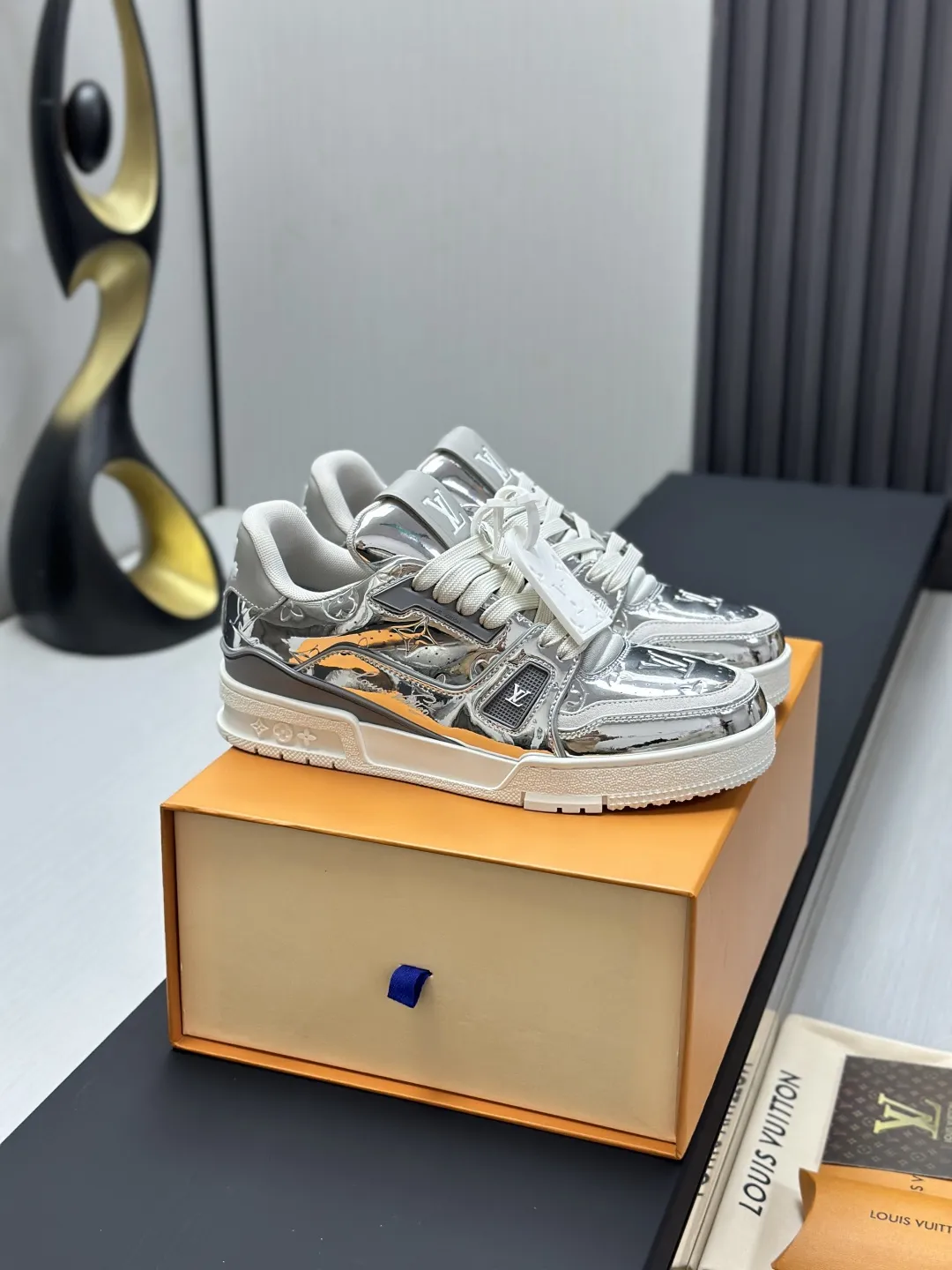 区别市场版本 工厂直销&yen;350💰顶级版本 LV-路易威登-经典走秀新款 空胶工艺&middot;原版1：1开发复刻！！上脚非常舒适 奢侈用料，做工精细，中底印有欧洲制造英文字母 鞋面由意大利进口小牛皮拼接，侧边饰有品牌LOGO标志及签名，最新乳胶垫脚➕网布内里，脚感超舒适。原厂特供原版双色TPU组合大底。套包工艺 固特异缝合锁边 面料:独家定制头层牛皮 配件:独家私模Vuitton 标识， 内里:定制丝滑网里-头层丝绸牛皮内里 大底:TPU组合大底耐磨防滑防黄 垫脚:新款乳胶垫-网纱吸汗 专柜工艺:全电脑针车拉线 鞋头 后套 冷热定型 全套拉帮套楦中低logo花纹 专柜包装 -鞋带 证书 卡片 说明书 合格证 防尘袋 全网最齐包装 女款35-40男款38-46（38/46订做不退换！