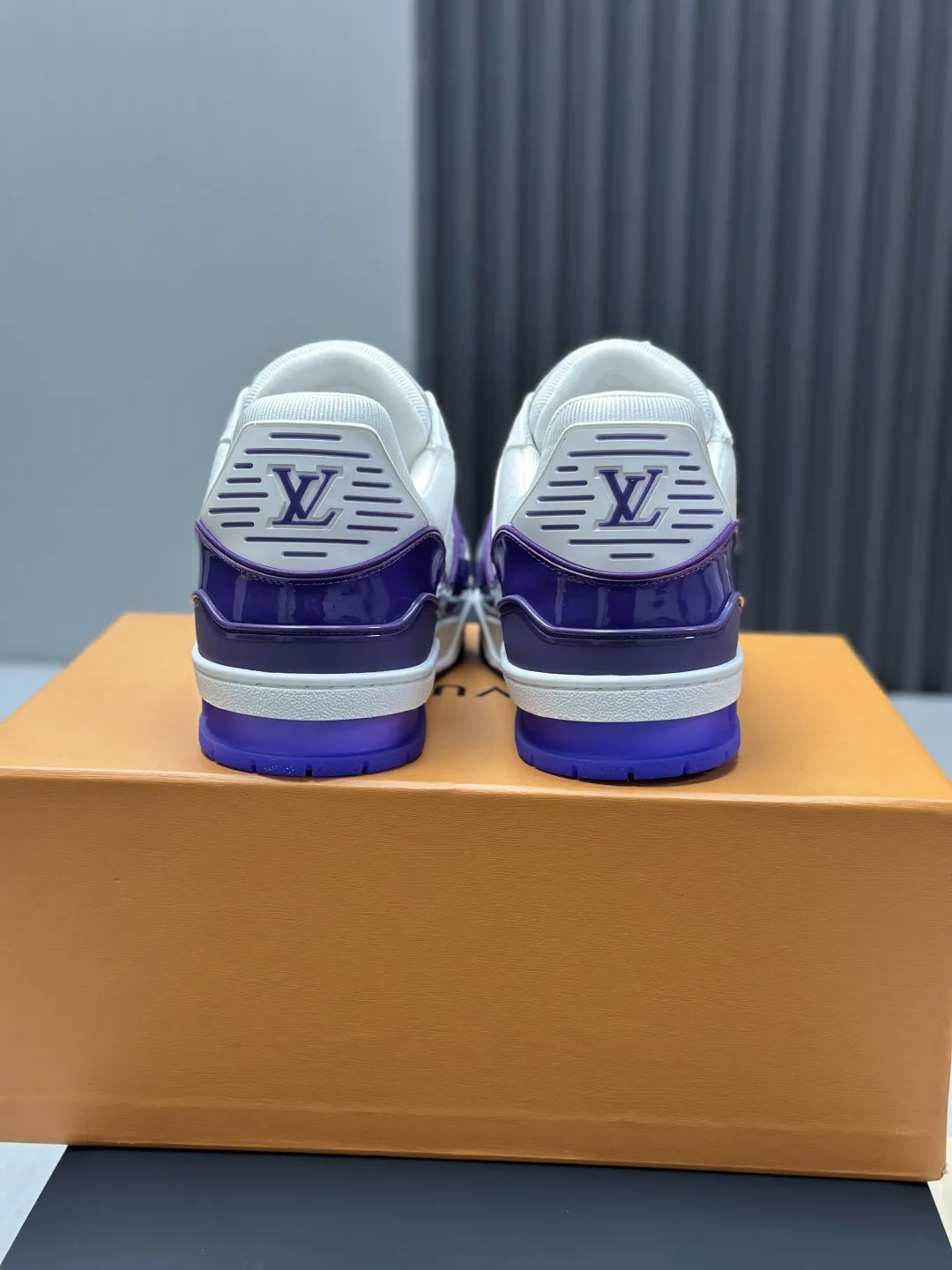 区别市场版本 工厂直销&yen;350💰顶级版本 LV-路易威登-经典走秀新款 空胶工艺&middot;原版1：1开发复刻！！上脚非常舒适 奢侈用料，做工精细，中底印有欧洲制造英文字母 鞋面由意大利进口小牛皮拼接，侧边饰有品牌LOGO标志及签名，最新乳胶垫脚➕网布内里，脚感超舒适。原厂特供原版双色TPU组合大底。套包工艺 固特异缝合锁边 面料:独家定制头层牛皮 配件:独家私模Vuitton 标识， 内里:定制丝滑网里-头层丝绸牛皮内里 大底:TPU组合大底耐磨防滑防黄 垫脚:新款乳胶垫-网纱吸汗 专柜工艺:全电脑针车拉线 鞋头 后套 冷热定型 全套拉帮套楦中低logo花纹 专柜包装 -鞋带 证书 卡片 说明书 合格证 防尘袋 全网最齐包装 女款35-40男款38-46（38/46订做不退换！