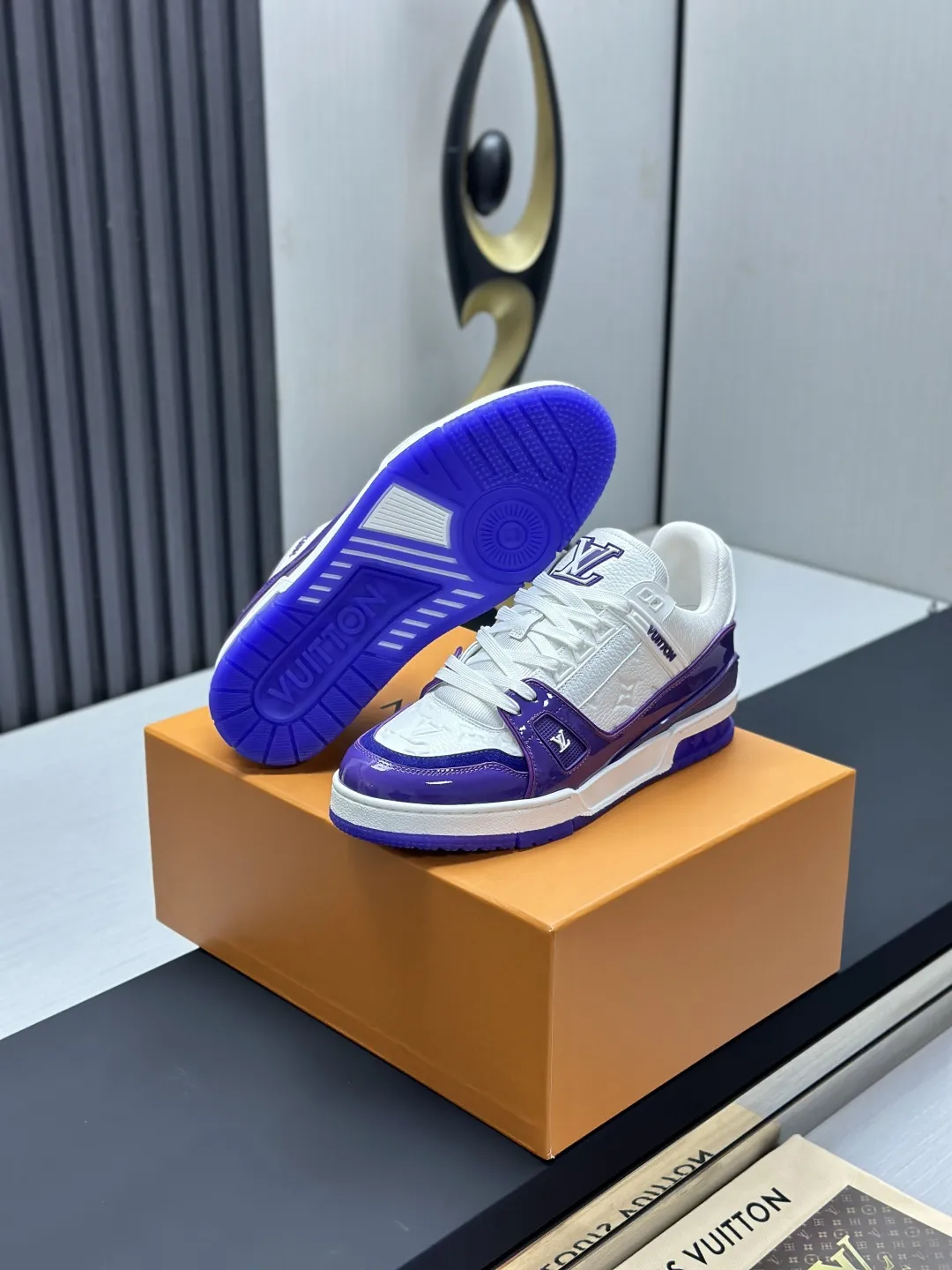 区别市场版本 工厂直销¥350💰顶级版本 LV-路易威登-经典走秀新款 空胶工艺·原版1:1开发复刻!!上脚非常舒适 奢侈用料,做工精细,中底印有欧洲制造英文字母 鞋面由意大利进口小牛皮拼接,侧边饰有品牌LOGO标志及签名,最新乳胶垫脚➕网布内里,脚感超舒适。原厂特供原版双色TPU组合大底。套包工艺 固特异缝合锁边 面料:独家定制头层牛皮 配件:独家私模Vuitton 标识, 内里:定制丝滑网里-头层丝绸牛皮内里 大底:TPU组合大底耐磨防滑防黄 垫脚:新款乳胶垫-网纱吸汗 专柜工艺:全电脑针车拉线 鞋头 后套 冷热定型 全套拉帮套楦中低logo花纹 专柜包装 -鞋带 证书 卡片 说明书 合格证 防尘袋 全网最齐包装 女款35-40男款38-46(38/46订做不退换!