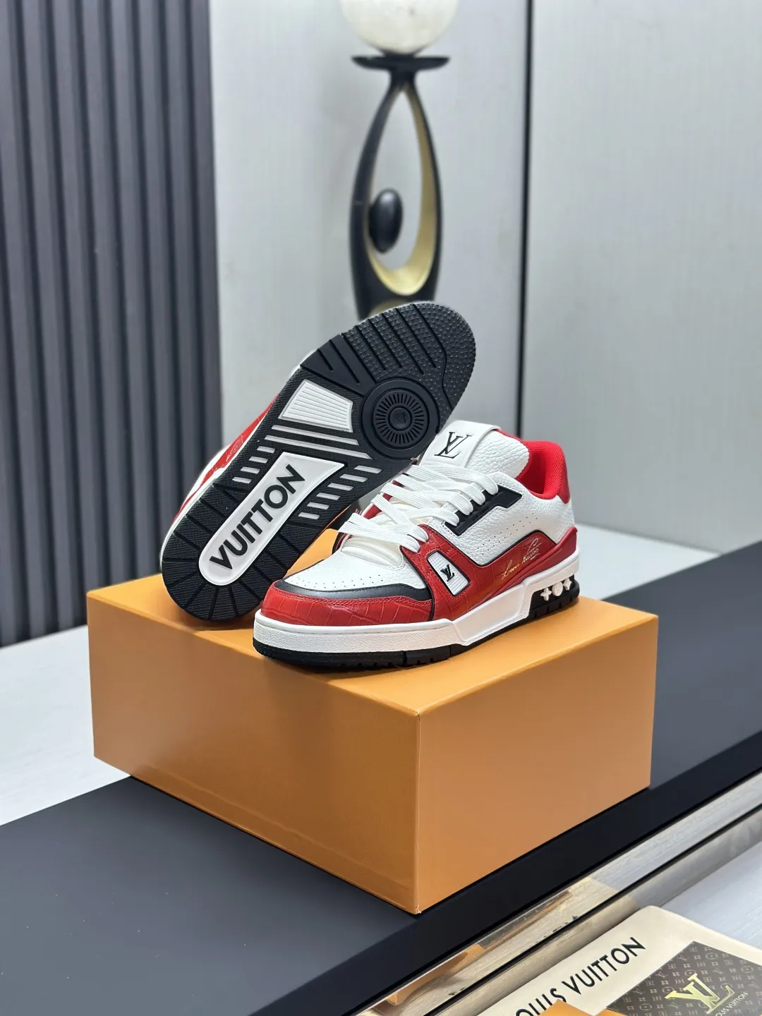 工厂直销¥350💰顶级版本 LV-路易威登-经典走秀新款 空胶工艺·原版1:1开发复刻!!上脚非常舒适 奢侈用料,做工精细,中底印有欧洲制造英文字母 鞋面由意大利进口小牛皮拼接,侧边饰有品牌LOGO标志及签名,最新乳胶垫脚➕网布内里,脚感超舒适。原厂特供原版双色TPU组合大底。套包工艺 固特异缝合锁边 面料:独家定制头层牛皮 配件:独家私模Vuitton 标识, 内里:定制丝滑网里-头层丝绸牛皮内里 大底:TPU组合大底耐磨防滑防黄 垫脚:新款乳胶垫-网纱吸汗 专柜工艺:全电脑针车拉线 鞋头 后套 冷热定型 全套拉帮套楦中低logo花纹 专柜包装 -鞋带 证书 卡片 说明书 合格证 防尘袋 全网最齐包装 女款35-40男款38-46(38/46订做不退换!