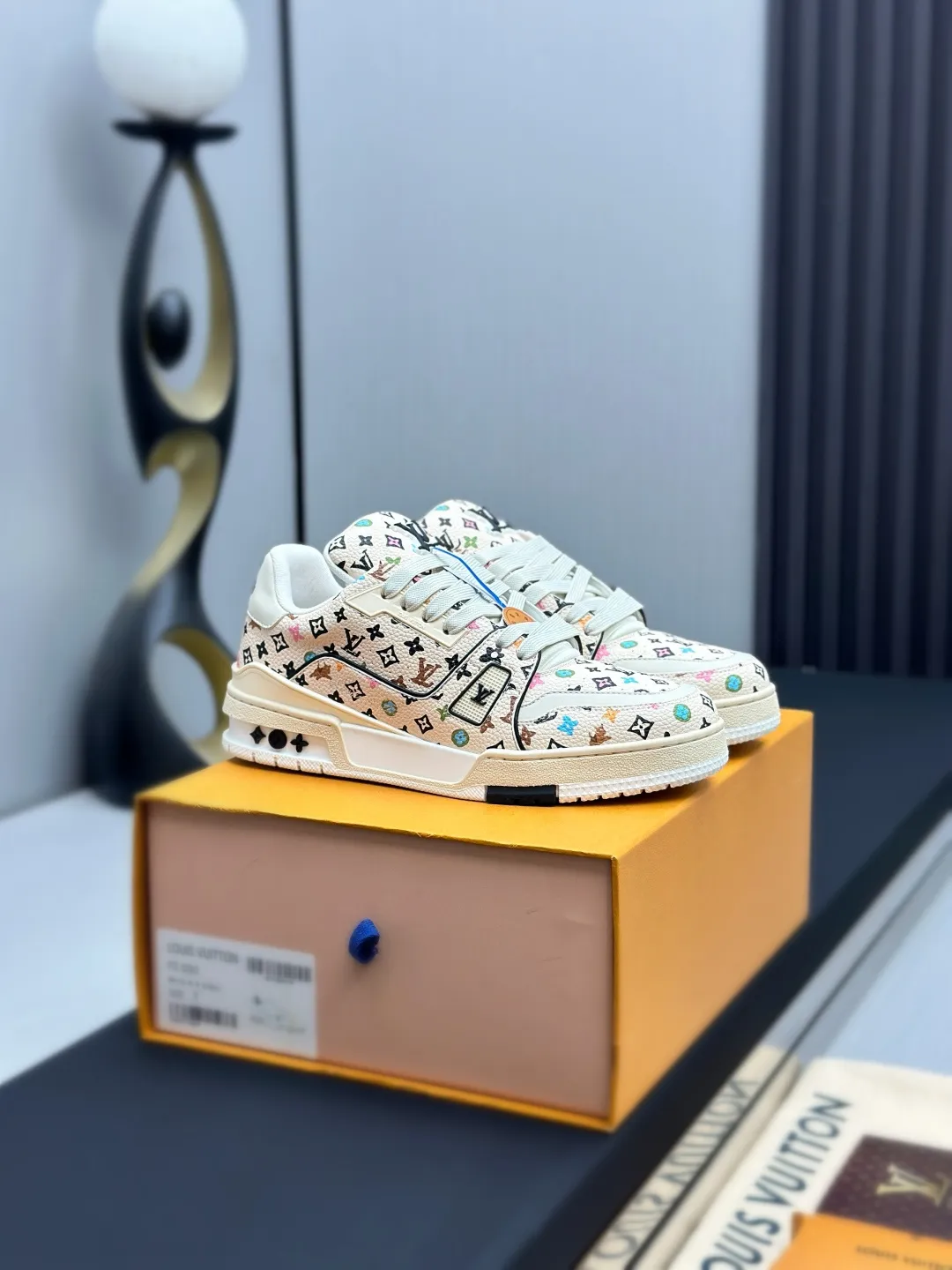 出厂价¥350💰🔥(莞产代购级)情侣款🔥东莞高端货源 代购级版本 LV-路易-威登走秀新款 原版1:1开发复刻!!上脚非常舒适 奢侈用料,做工精细 鞋面由意大利进口小牛皮拼接,侧边饰有品牌LOGO标志及签名,牛皮垫脚➕网布内里,脚感超舒适。原厂特供原版双色TPU组合大底。套包工艺 固特异缝合锁边 size:35-45标准码