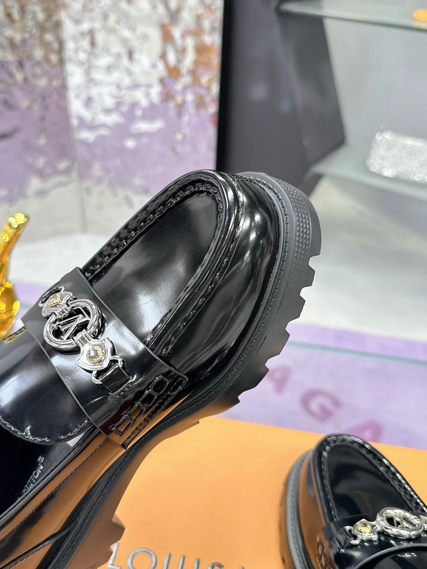 工厂价：320 路易威登 LV 专柜同步系列新款厚底情侣款皮鞋潮气逼人 尽显青春活力，日常穿搭超级抢眼 经典的拱形设计，一向被称之为美腿神器！绝对的人手必备 🌈乐福鞋系列 内里：真羊里💎 鞋面：原版一比一材质牛皮💎 耐穿耐磨 大底：原版开模TPU💎 减震耐磨，回弹力超好，上脚巨显瘦💎 轻盈舒适！增高5cm 💎 Size：女35-40 （40 41定制） ♺全套专柜同步礼盒💝包装💎