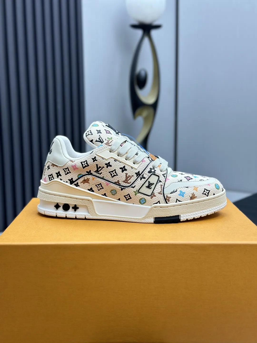 出厂价¥350💰🔥(莞产代购级)情侣款🔥东莞高端货源 代购级版本 LV-路易-威登走秀新款 原版1:1开发复刻!!上脚非常舒适 奢侈用料,做工精细 鞋面由意大利进口小牛皮拼接,侧边饰有品牌LOGO标志及签名,牛皮垫脚➕网布内里,脚感超舒适。原厂特供原版双色TPU组合大底。套包工艺 固特异缝合锁边 size:35-45标准码