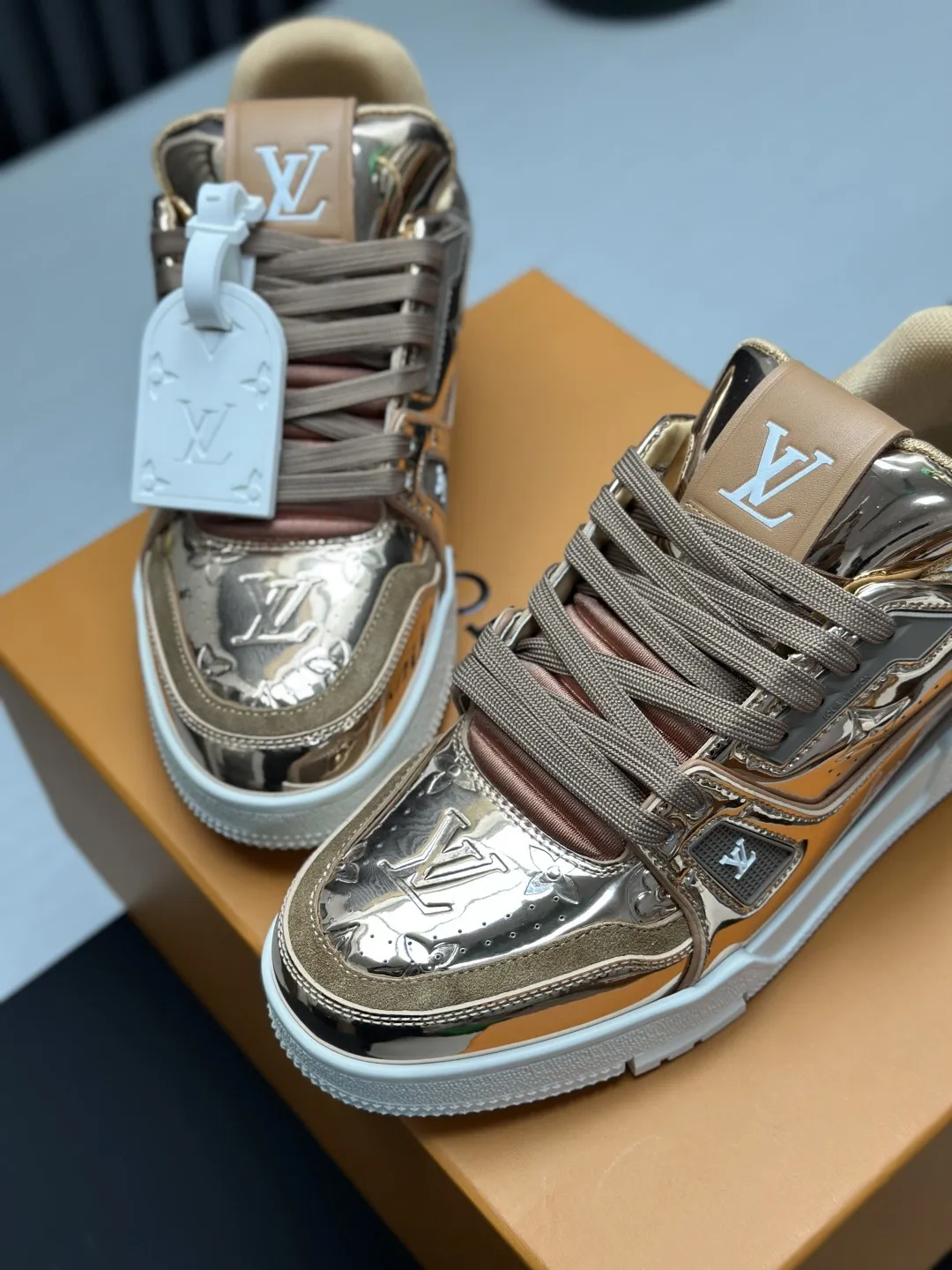 区别市场版本 工厂直销&yen;350💰顶级版本 LV-路易威登-经典走秀新款 空胶工艺&middot;原版1：1开发复刻！！上脚非常舒适 奢侈用料，做工精细，中底印有欧洲制造英文字母 鞋面由意大利进口小牛皮拼接，侧边饰有品牌LOGO标志及签名，最新乳胶垫脚➕网布内里，脚感超舒适。原厂特供原版双色TPU组合大底。套包工艺 固特异缝合锁边 面料:独家定制头层牛皮 配件:独家私模Vuitton 标识， 内里:定制丝滑网里-头层丝绸牛皮内里 大底:TPU组合大底耐磨防滑防黄 垫脚:新款乳胶垫-网纱吸汗 专柜工艺:全电脑针车拉线 鞋头 后套 冷热定型 全套拉帮套楦中低logo花纹 专柜包装 -鞋带 证书 卡片 说明书 合格证 防尘袋 全网最齐包装 女款35-40男款38-46（38/46订做不退换！