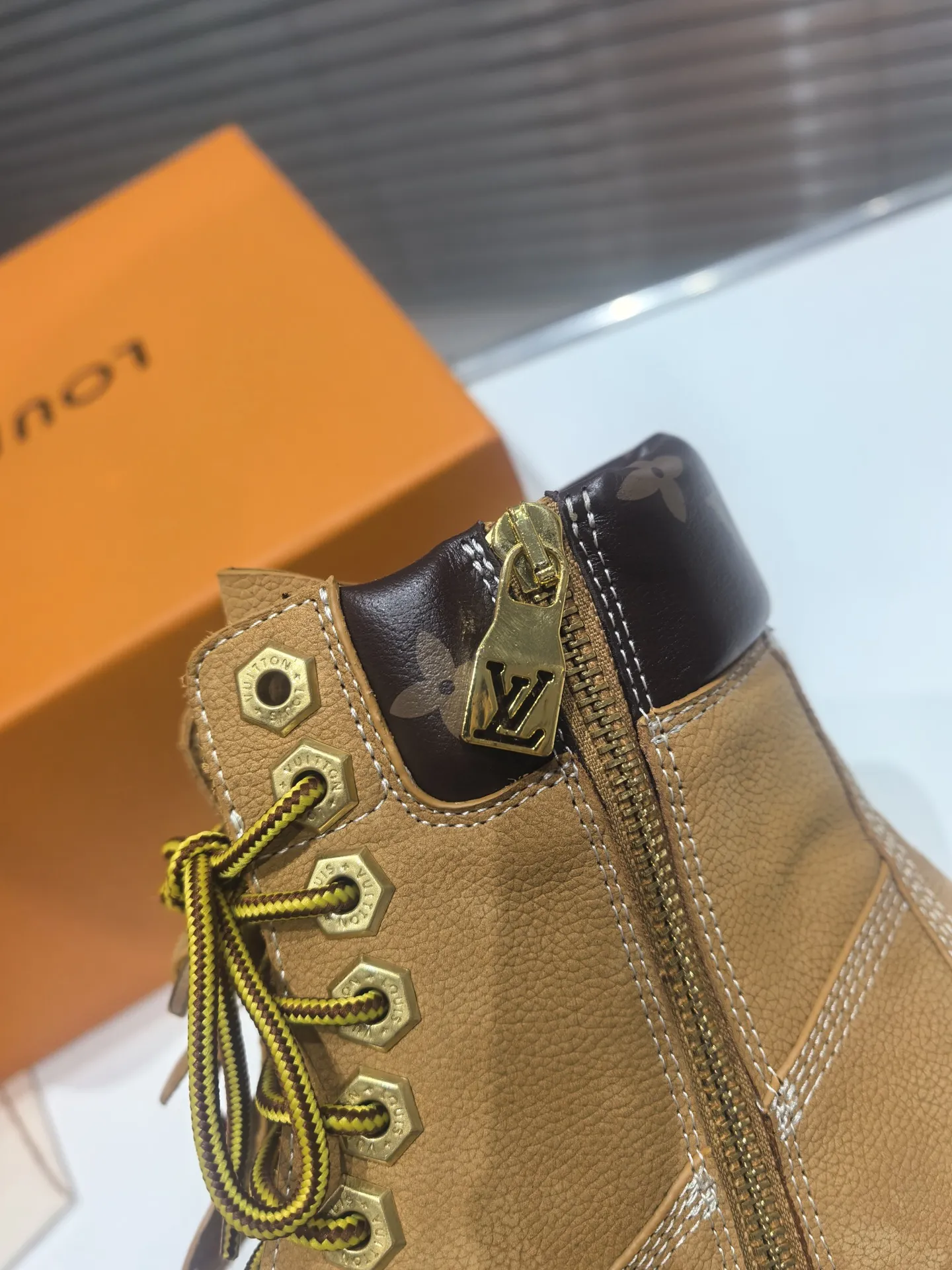 🏆Louis Vuitton x Timberland联名 Via Instagram Lv ²⁰²4𝐬𝐬 早秋 添柏岚 大黄靴 众多明星上脚 💯多组穿搭 秋冬限定款👊 专柜非常难买这将是引爆早秋的第一款爆版 值得拥有独具时尚潮流领先风格 强烈推荐入手 ✅✅面料:磨砂皮 ✅✅内里:牛皮 ✅✅大底:双色橡胶 ✅✅跟高: 5 cm ✅✅码数:35-45 P 350男码 +20