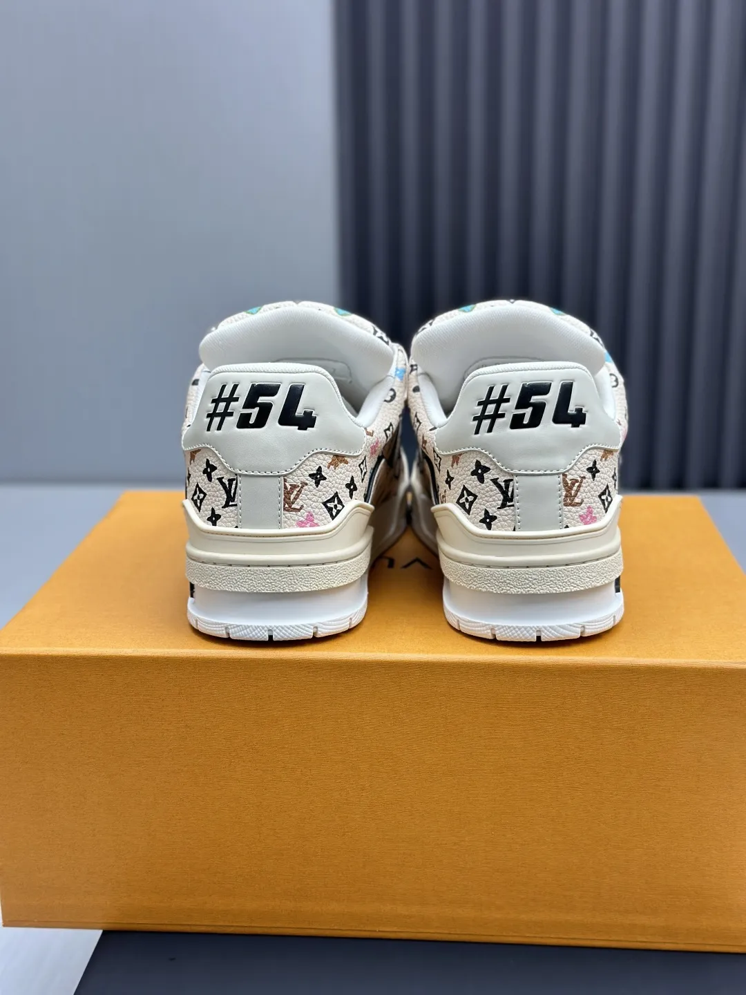 出厂价¥350💰🔥(莞产代购级)情侣款🔥东莞高端货源 代购级版本 LV-路易-威登走秀新款 原版1:1开发复刻!!上脚非常舒适 奢侈用料,做工精细 鞋面由意大利进口小牛皮拼接,侧边饰有品牌LOGO标志及签名,牛皮垫脚➕网布内里,脚感超舒适。原厂特供原版双色TPU组合大底。套包工艺 固特异缝合锁边 size:35-45标准码