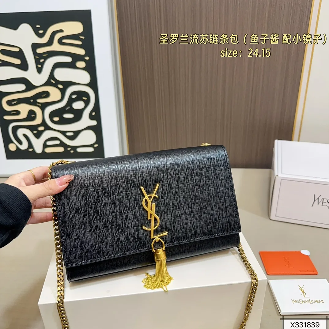 鱼子酱💰155 配飞机盒折叠盒子 圣罗兰Kate流苏链条包低调却超显高逼格气质 据说是ysl girl人手必备 优雅高贵的她成为潮流人士口中最爱的It Bag制造机 拥有无穷魅力 时尚感极强 Logo五金十分抢眼 收纳空间超大 单肩/斜挎/手拿 百搭各种服饰 尺寸 24 15