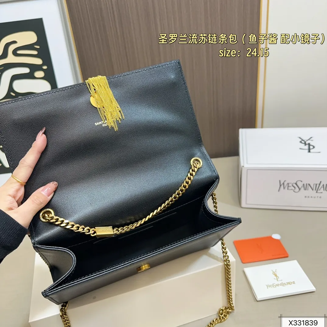 鱼子酱💰155 配飞机盒折叠盒子 圣罗兰Kate流苏链条包低调却超显高逼格气质 据说是ysl girl人手必备 优雅高贵的她成为潮流人士口中最爱的It Bag制造机 拥有无穷魅力 时尚感极强 Logo五金十分抢眼 收纳空间超大 单肩/斜挎/手拿 百搭各种服饰 尺寸 24 15