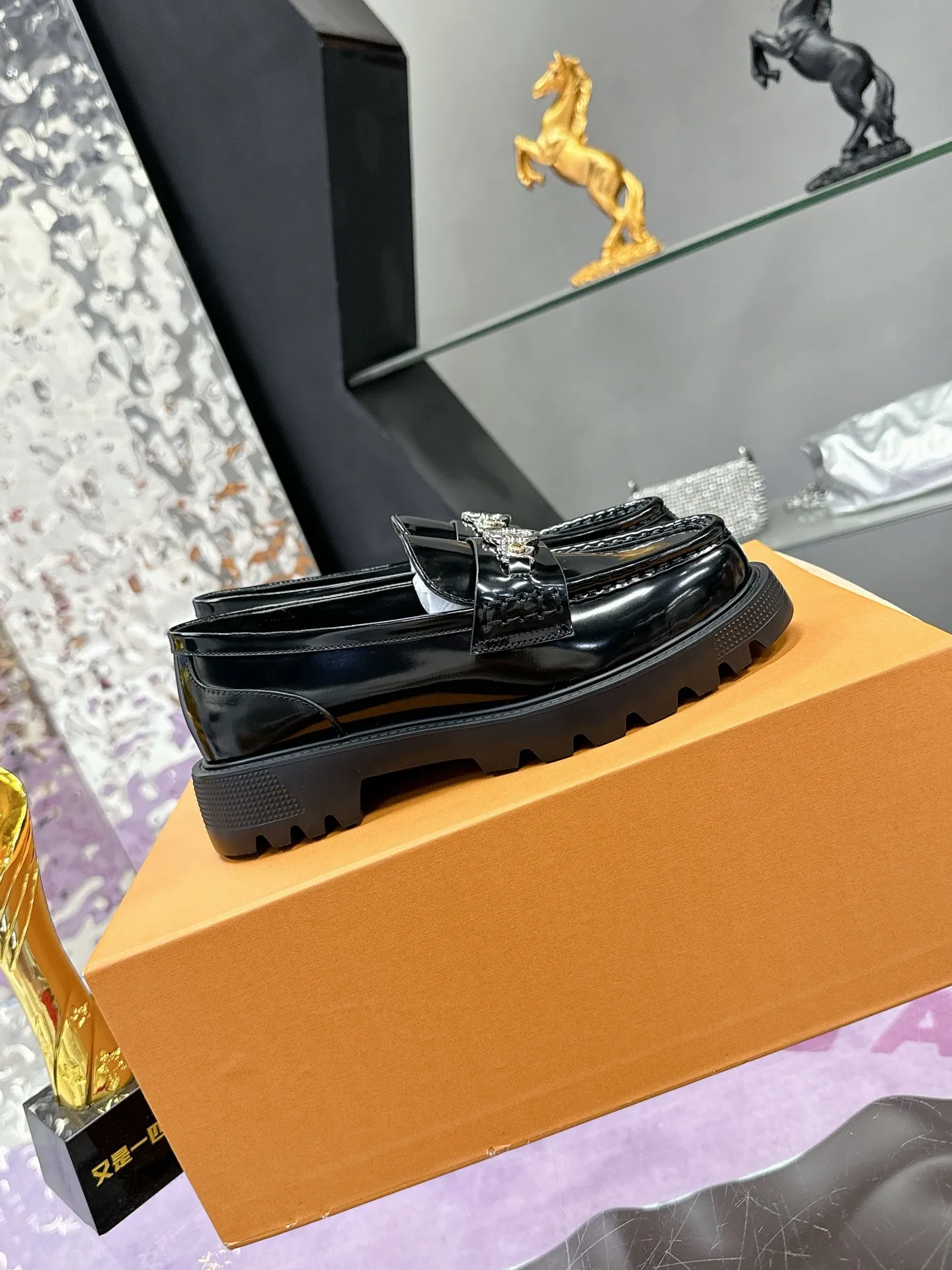 工厂价:320 路易威登 LV 专柜同步系列新款厚底情侣款皮鞋潮气逼人 尽显青春活力,日常穿搭超级抢眼 经典的拱形设计,一向被称之为美腿神器!绝对的人手必备 🌈乐福鞋系列 内里:真羊里💎 鞋面:原版一比一材质牛皮💎 耐穿耐磨 大底:原版开模TPU💎 减震耐磨,回弹力超好,上脚巨显瘦💎 轻盈舒适!增高5cm 💎 Size:女35-40 (40 41定制) ♺全套专柜同步礼盒💝包装💎