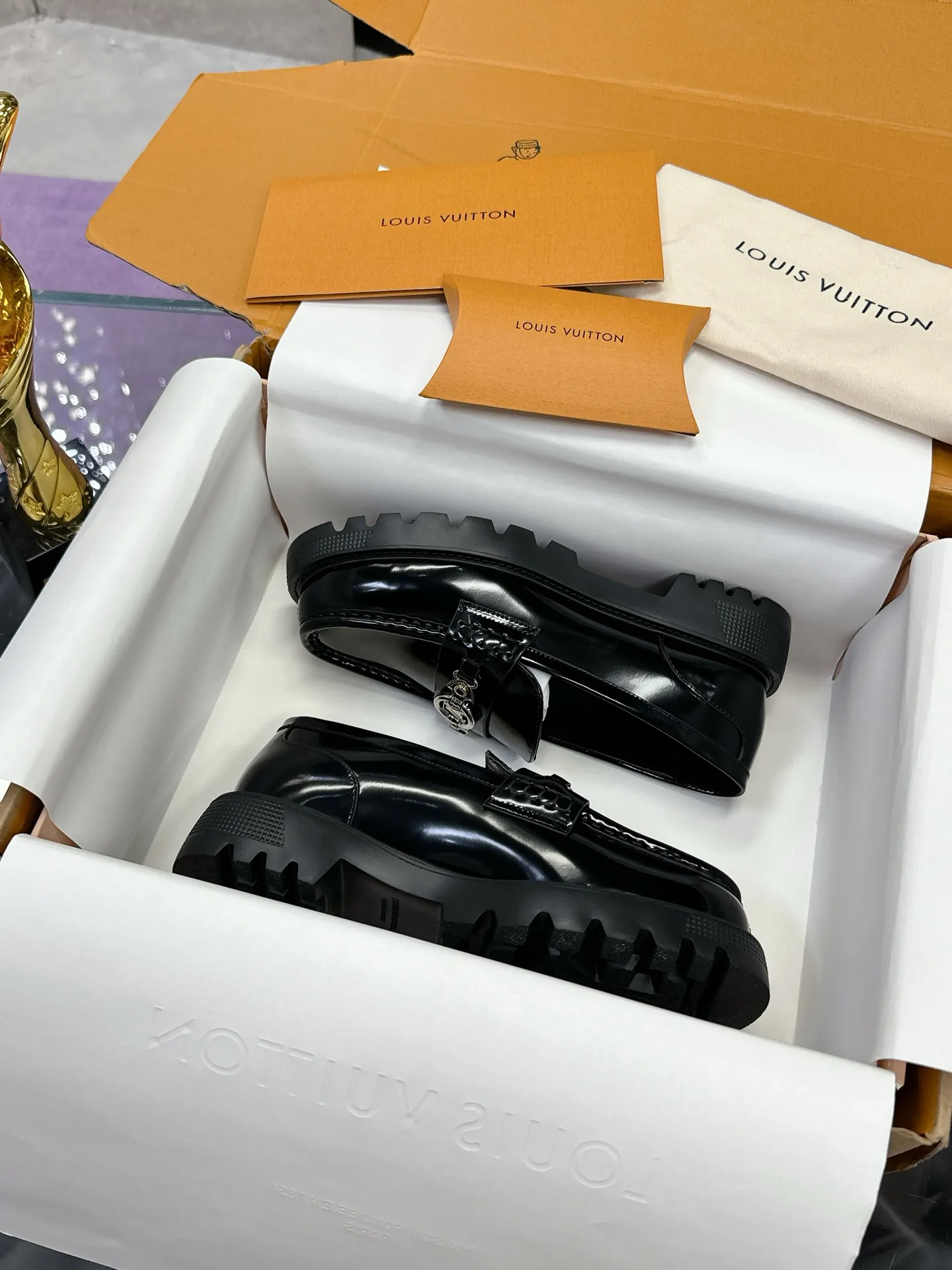 工厂价:320 路易威登 LV 专柜同步系列新款厚底情侣款皮鞋潮气逼人 尽显青春活力,日常穿搭超级抢眼 经典的拱形设计,一向被称之为美腿神器!绝对的人手必备 🌈乐福鞋系列 内里:真羊里💎 鞋面:原版一比一材质牛皮💎 耐穿耐磨 大底:原版开模TPU💎 减震耐磨,回弹力超好,上脚巨显瘦💎 轻盈舒适!增高5cm 💎 Size:女35-40 (40 41定制) ♺全套专柜同步礼盒💝包装💎
