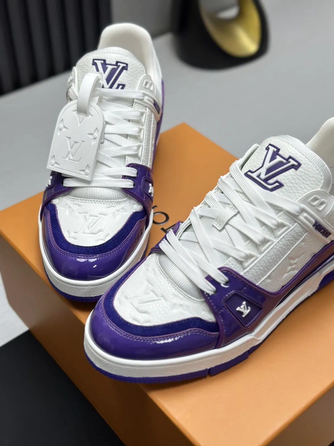 区别市场版本 工厂直销¥350💰顶级版本 LV-路易威登-经典走秀新款 空胶工艺·原版1:1开发复刻!!上脚非常舒适 奢侈用料,做工精细,中底印有欧洲制造英文字母 鞋面由意大利进口小牛皮拼接,侧边饰有品牌LOGO标志及签名,最新乳胶垫脚➕网布内里,脚感超舒适。原厂特供原版双色TPU组合大底。套包工艺 固特异缝合锁边 面料:独家定制头层牛皮 配件:独家私模Vuitton 标识, 内里:定制丝滑网里-头层丝绸牛皮内里 大底:TPU组合大底耐磨防滑防黄 垫脚:新款乳胶垫-网纱吸汗 专柜工艺:全电脑针车拉线 鞋头 后套 冷热定型 全套拉帮套楦中低logo花纹 专柜包装 -鞋带 证书 卡片 说明书 合格证 防尘袋 全网最齐包装 女款35-40男款38-46(38/46订做不退换!