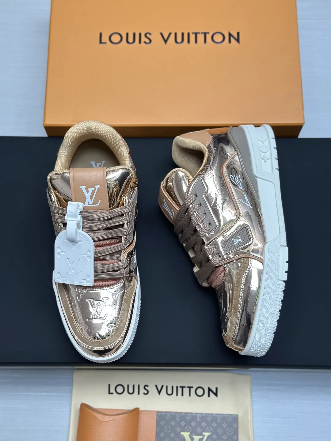 区别市场版本 工厂直销¥350💰顶级版本 LV-路易威登-经典走秀新款 空胶工艺·原版1:1开发复刻!!上脚非常舒适 奢侈用料,做工精细,中底印有欧洲制造英文字母 鞋面由意大利进口小牛皮拼接,侧边饰有品牌LOGO标志及签名,最新乳胶垫脚➕网布内里,脚感超舒适。原厂特供原版双色TPU组合大底。套包工艺 固特异缝合锁边 面料:独家定制头层牛皮 配件:独家私模Vuitton 标识, 内里:定制丝滑网里-头层丝绸牛皮内里 大底:TPU组合大底耐磨防滑防黄 垫脚:新款乳胶垫-网纱吸汗 专柜工艺:全电脑针车拉线 鞋头 后套 冷热定型 全套拉帮套楦中低logo花纹 专柜包装 -鞋带 证书 卡片 说明书 合格证 防尘袋 全网最齐包装 女款35-40男款38-46(38/46订做不退换!