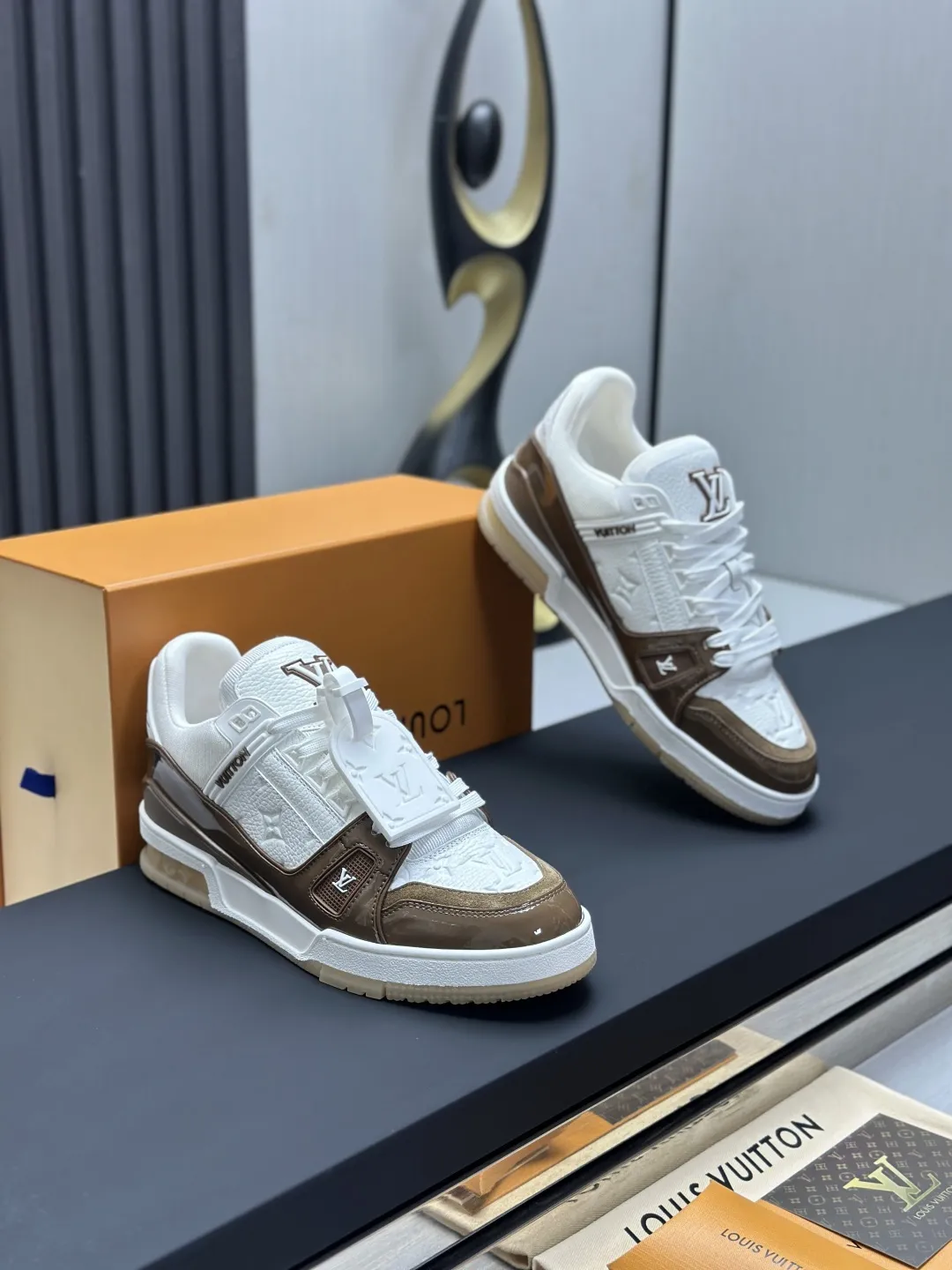 区别市场版本 工厂直销¥350💰顶级版本 LV-路易威登-经典走秀新款 空胶工艺·原版1:1开发复刻!!上脚非常舒适 奢侈用料,做工精细,中底印有欧洲制造英文字母 鞋面由意大利进口小牛皮拼接,侧边饰有品牌LOGO标志及签名,最新乳胶垫脚➕网布内里,脚感超舒适。原厂特供原版双色TPU组合大底。套包工艺 固特异缝合锁边 面料:独家定制头层牛皮 配件:独家私模Vuitton 标识, 内里:定制丝滑网里-头层丝绸牛皮内里 大底:TPU组合大底耐磨防滑防黄 垫脚:新款乳胶垫-网纱吸汗 专柜工艺:全电脑针车拉线 鞋头 后套 冷热定型 全套拉帮套楦中低logo花纹 专柜包装 -鞋带 证书 卡片 说明书 合格证 防尘袋 全网最齐包装 女款35-40男款38-46(38/46订做不退换!