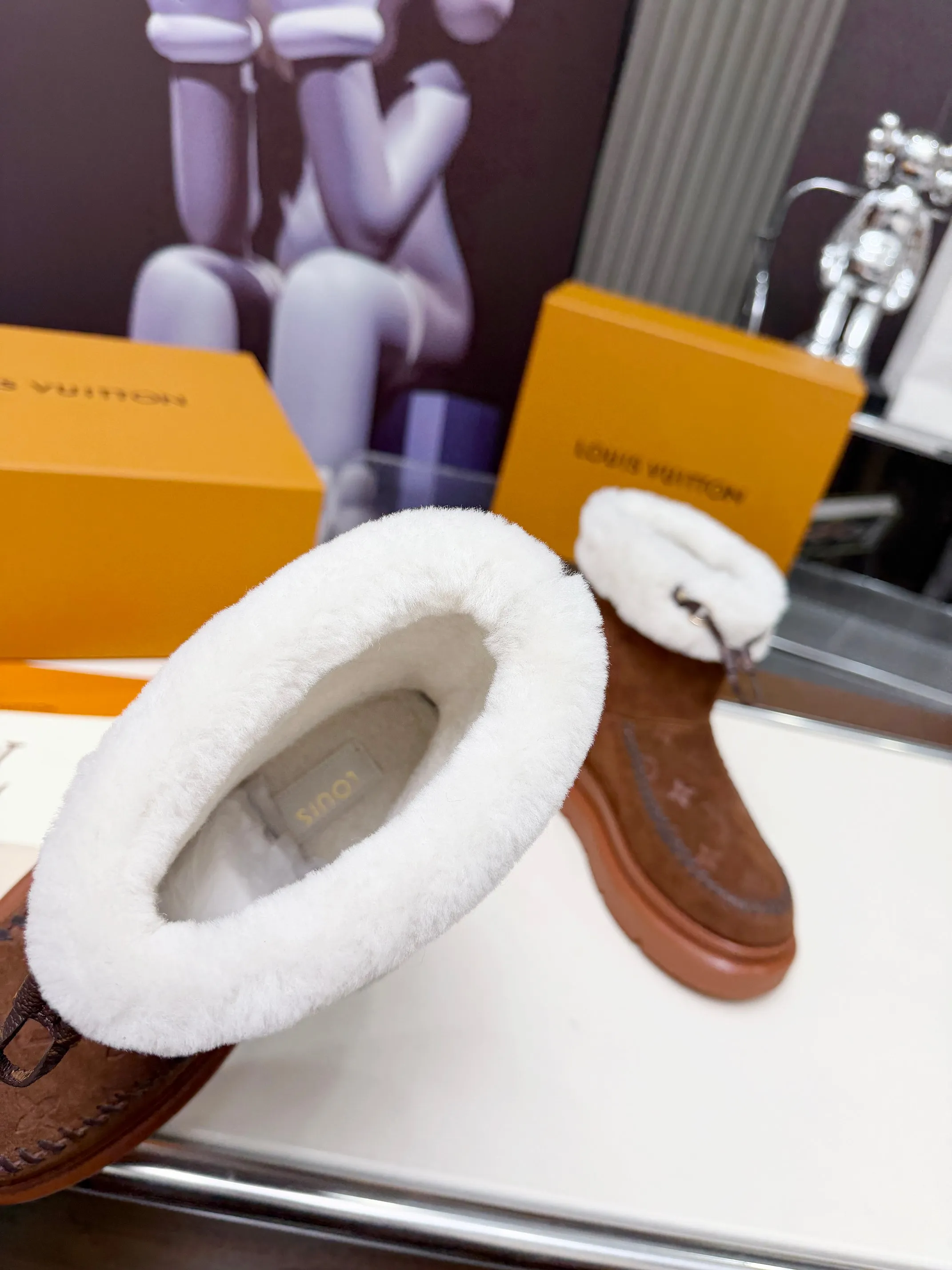 💰310Size：35-42（42订做不退换） Louis Vuitton秋冬最新毛靴 2025lv走秀款 鞋面：进口高丝光牛皮 内里：毛 里超级暖和 原版开模发泡组合大底，全套精美包装