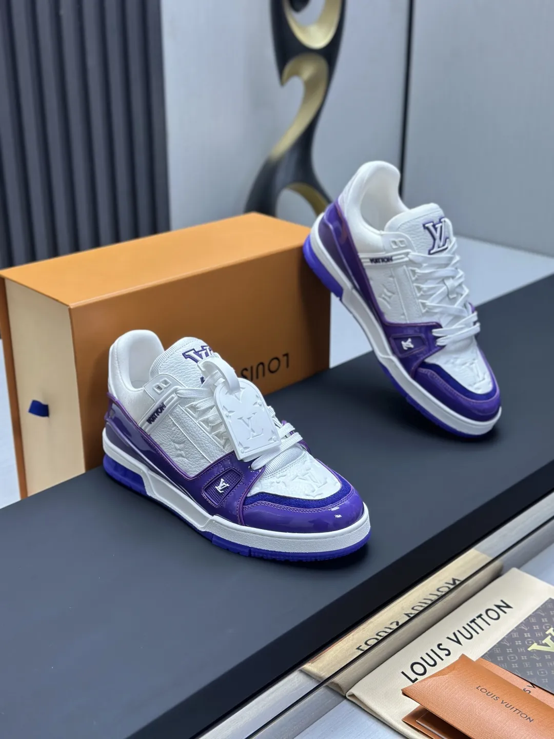 区别市场版本 工厂直销&yen;350💰顶级版本 LV-路易威登-经典走秀新款 空胶工艺&middot;原版1：1开发复刻！！上脚非常舒适 奢侈用料，做工精细，中底印有欧洲制造英文字母 鞋面由意大利进口小牛皮拼接，侧边饰有品牌LOGO标志及签名，最新乳胶垫脚➕网布内里，脚感超舒适。原厂特供原版双色TPU组合大底。套包工艺 固特异缝合锁边 面料:独家定制头层牛皮 配件:独家私模Vuitton 标识， 内里:定制丝滑网里-头层丝绸牛皮内里 大底:TPU组合大底耐磨防滑防黄 垫脚:新款乳胶垫-网纱吸汗 专柜工艺:全电脑针车拉线 鞋头 后套 冷热定型 全套拉帮套楦中低logo花纹 专柜包装 -鞋带 证书 卡片 说明书 合格证 防尘袋 全网最齐包装 女款35-40男款38-46（38/46订做不退换！