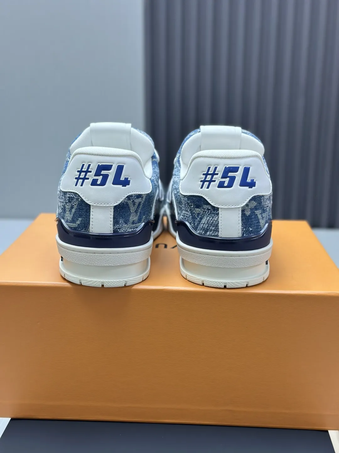 工厂直销&yen;350💰顶级版本 LV-路易威登-经典走秀新款 空胶工艺&middot;原版1：1开发复刻！！上脚非常舒适 奢侈用料，做工精细，中底印有欧洲制造英文字母 鞋面由意大利进口小牛皮拼接，侧边饰有品牌LOGO标志及签名，最新乳胶垫脚➕网布内里，脚感超舒适。原厂特供原版双色TPU组合大底。套包工艺 固特异缝合锁边 面料:独家定制头层牛皮 配件:独家私模Vuitton 标识， 内里:定制丝滑网里-头层丝绸牛皮内里 大底:TPU组合大底耐磨防滑防黄 垫脚:新款乳胶垫-网纱吸汗 专柜工艺:全电脑针车拉线 鞋头 后套 冷热定型 全套拉帮套楦中低logo花纹 专柜包装 -鞋带 证书 卡片 说明书 合格证 防尘袋 全网最齐包装 女款35-40男款38-46（38/46订做不退换！