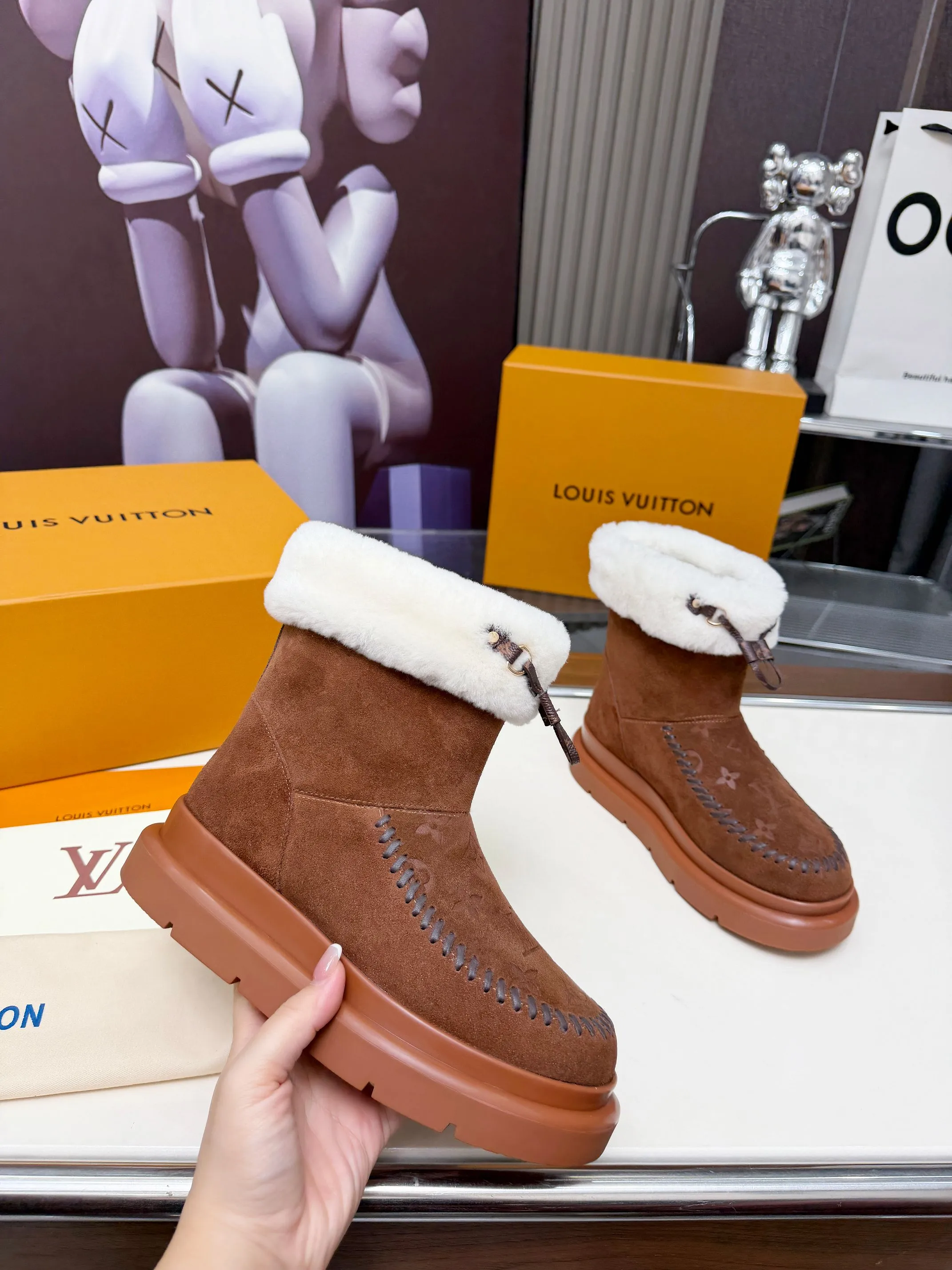 💰310Size：35-42（42订做不退换） Louis Vuitton秋冬最新毛靴 2025lv走秀款 鞋面：进口高丝光牛皮 内里：毛 里超级暖和 原版开模发泡组合大底，全套精美包装