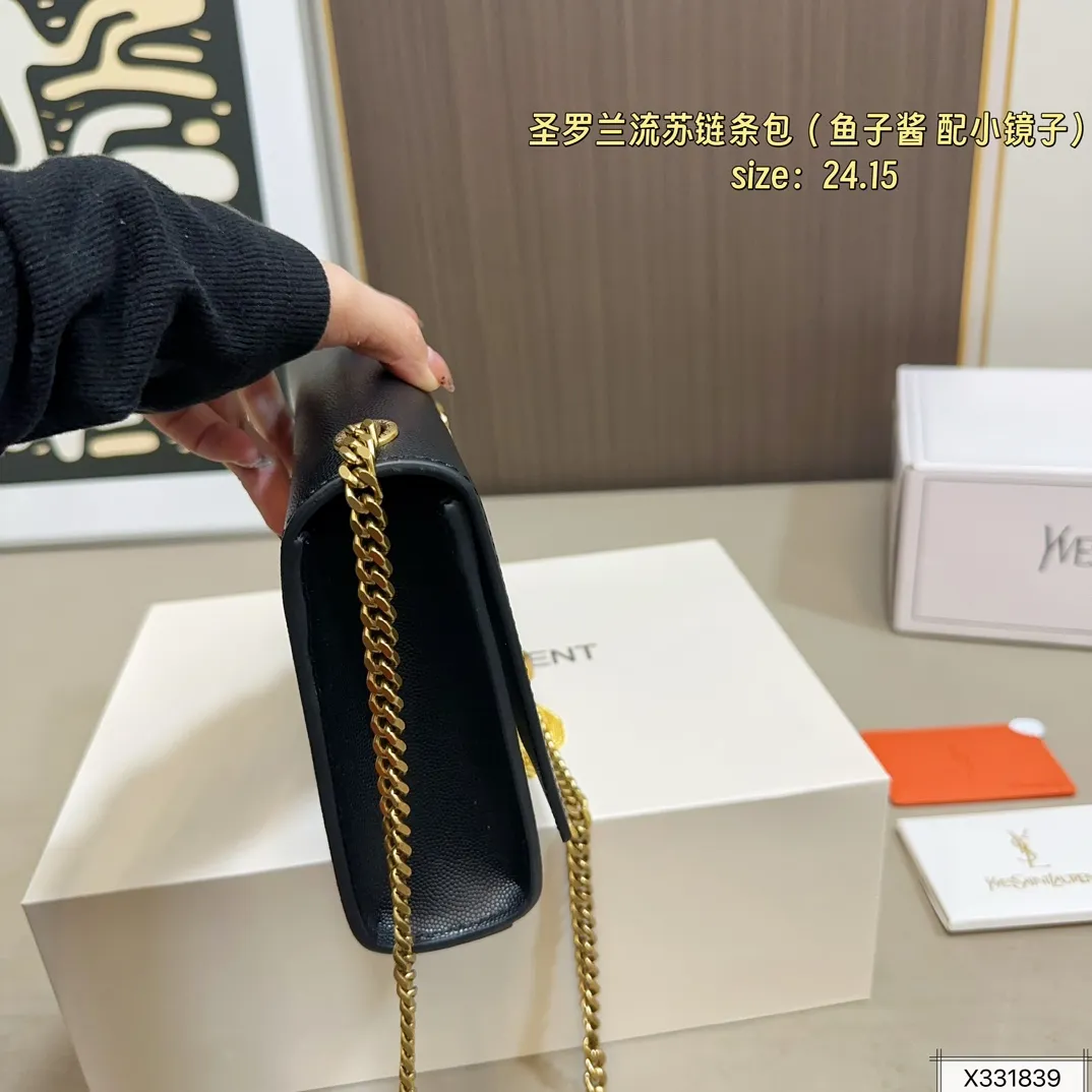 鱼子酱💰155 配飞机盒折叠盒子 圣罗兰Kate流苏链条包低调却超显高逼格气质 据说是ysl girl人手必备 优雅高贵的她成为潮流人士口中最爱的It Bag制造机 拥有无穷魅力 时尚感极强 Logo五金十分抢眼 收纳空间超大 单肩/斜挎/手拿 百搭各种服饰 尺寸 24 15