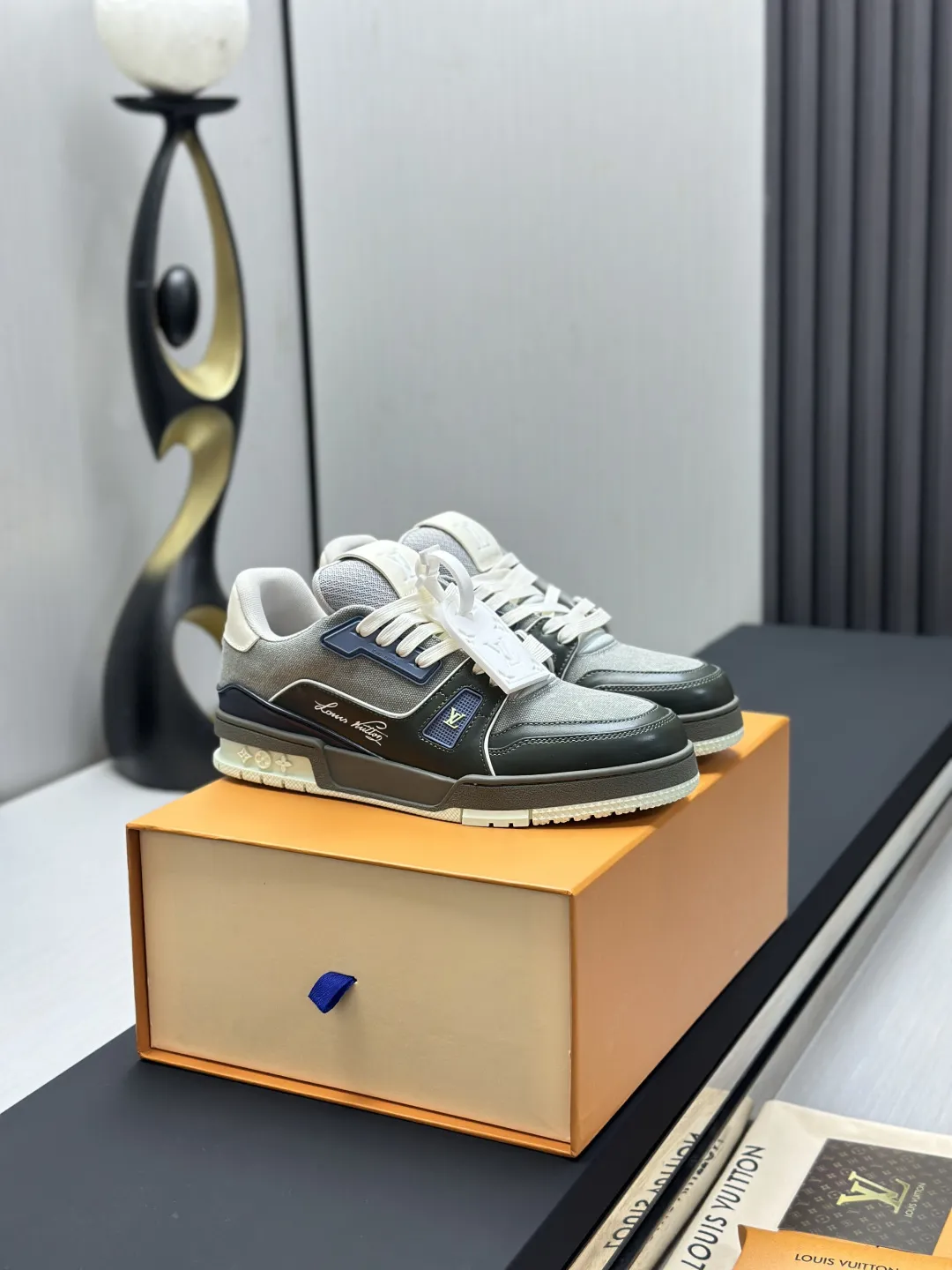 区别市场版本 工厂直销&yen;350💰顶级版本 LV-路易威登-经典走秀新款 空胶工艺&middot;原版1：1开发复刻！！上脚非常舒适 奢侈用料，做工精细，中底印有欧洲制造英文字母 鞋面由意大利进口小牛皮拼接，侧边饰有品牌LOGO标志及签名，最新乳胶垫脚➕网布内里，脚感超舒适。原厂特供原版双色TPU组合大底。套包工艺 固特异缝合锁边 面料:独家定制头层牛皮 配件:独家私模Vuitton 标识， 内里:定制丝滑网里-头层丝绸牛皮内里 大底:TPU组合大底耐磨防滑防黄 垫脚:新款乳胶垫-网纱吸汗 专柜工艺:全电脑针车拉线 鞋头 后套 冷热定型 全套拉帮套楦中低logo花纹 专柜包装 -鞋带 证书 卡片 说明书 合格证 防尘袋 全网最齐包装 女款35-40男款38-46（38/46订做不退换！