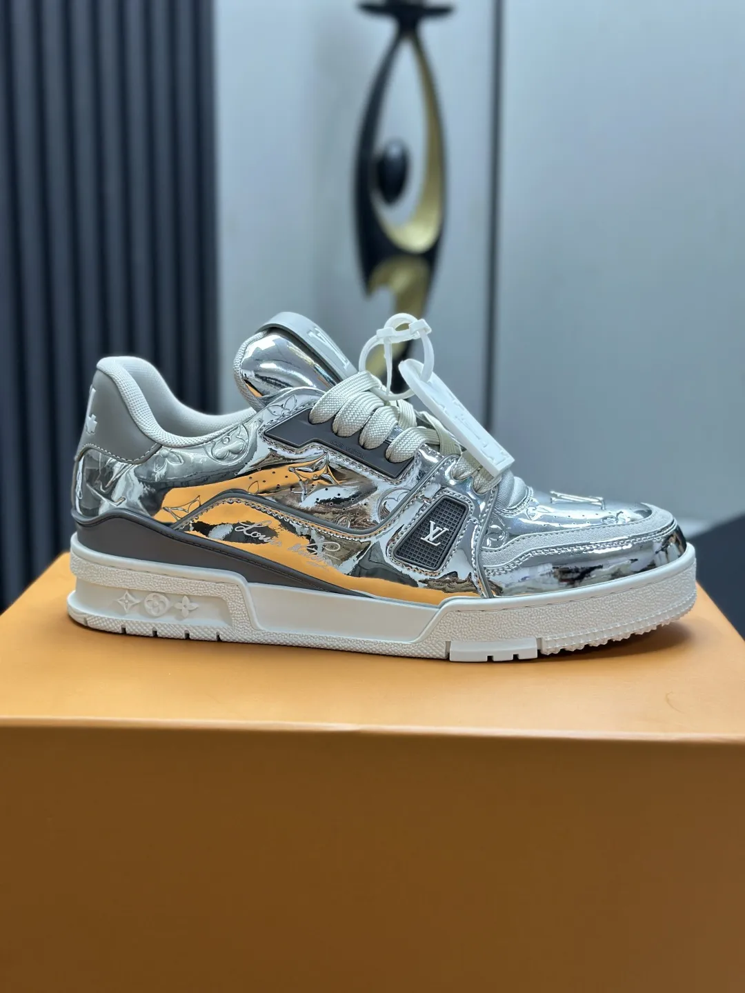 区别市场版本 工厂直销¥350💰顶级版本 LV-路易威登-经典走秀新款 空胶工艺·原版1:1开发复刻!!上脚非常舒适 奢侈用料,做工精细,中底印有欧洲制造英文字母 鞋面由意大利进口小牛皮拼接,侧边饰有品牌LOGO标志及签名,最新乳胶垫脚➕网布内里,脚感超舒适。原厂特供原版双色TPU组合大底。套包工艺 固特异缝合锁边 面料:独家定制头层牛皮 配件:独家私模Vuitton 标识, 内里:定制丝滑网里-头层丝绸牛皮内里 大底:TPU组合大底耐磨防滑防黄 垫脚:新款乳胶垫-网纱吸汗 专柜工艺:全电脑针车拉线 鞋头 后套 冷热定型 全套拉帮套楦中低logo花纹 专柜包装 -鞋带 证书 卡片 说明书 合格证 防尘袋 全网最齐包装 女款35-40男款38-46(38/46订做不退换!