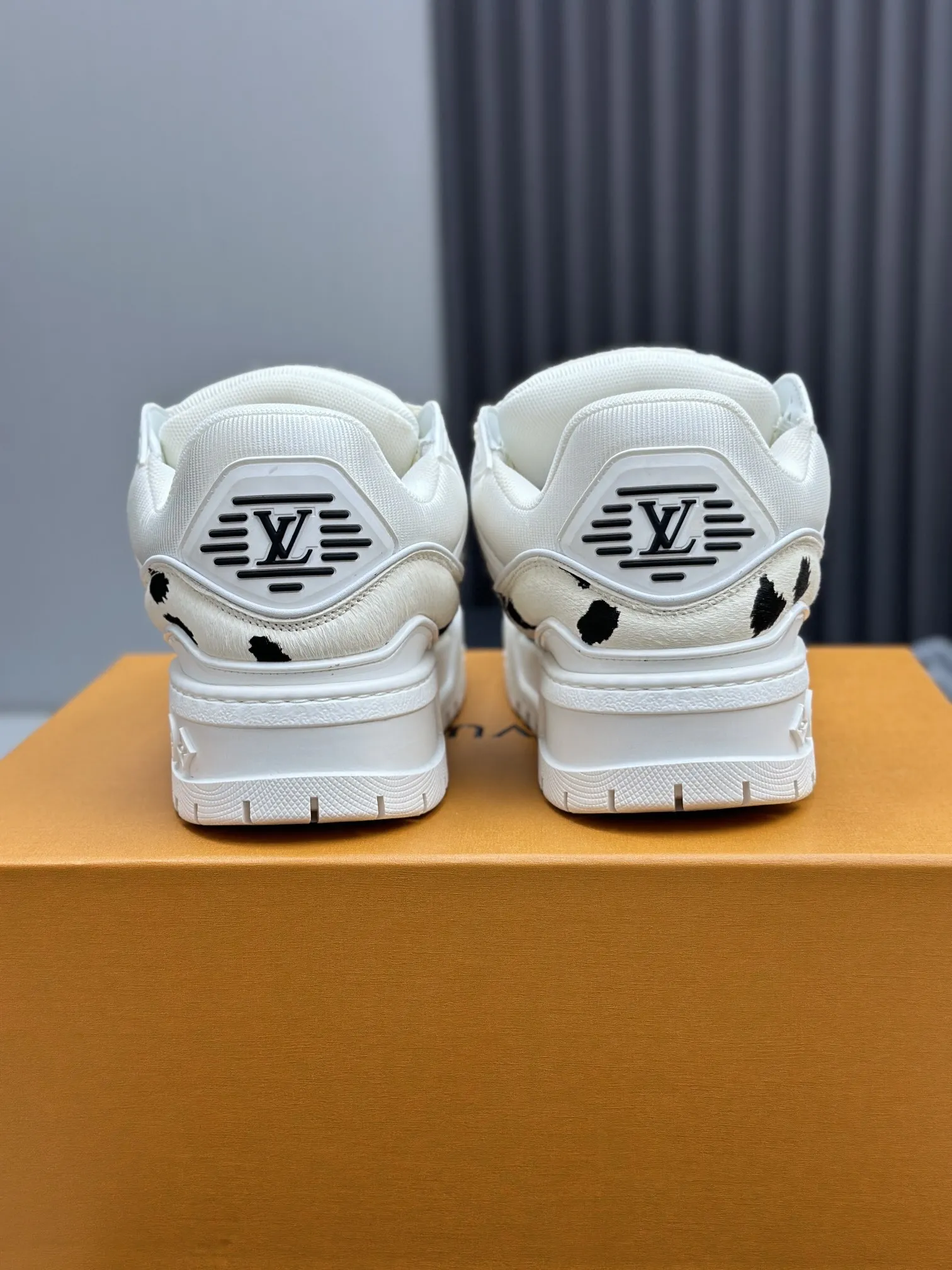 工厂价¥350💰顶级版本 (胖丁)LV-路易威登-经典走秀新款 空胶工艺·原版1:1开发复刻!!上脚非常舒适 奢侈用料,做工精细,中底印有欧洲制造英文字母 鞋面由意大利进口小牛皮拼接,侧边饰有品牌LOGO标志及签名,最新乳胶垫脚➕网布内里,脚感超舒适。原厂特供原版双色TPU组合大底。套包工艺 固特异缝合锁边 面料:独家定制头层牛皮 配件:独家私模Vuitton 标识, 内里:定制丝滑网里-头层丝绸牛皮内里 大底:TPU组合大底耐磨防滑防黄 垫脚:新款乳胶垫-网纱吸汗 专柜工艺:全电脑针车拉线 鞋头 后套 冷热定型 全套拉帮套楦中低logo花纹 专柜包装 -鞋带 证书 卡片 说明书 合格证 防尘袋 全网最齐包装 女款35-40男款38-46(38/46订做不退换!